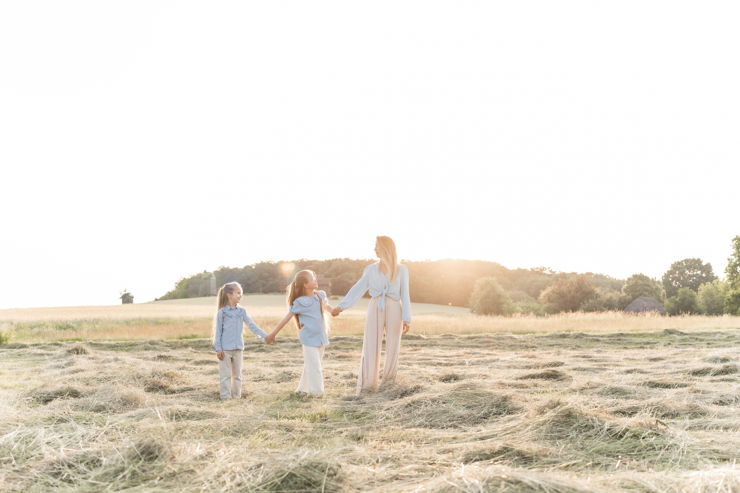 Сімейна фотосесія в Пирогово мами з двома донями. Сімейний фотограф Київ Наталія Шкаврон