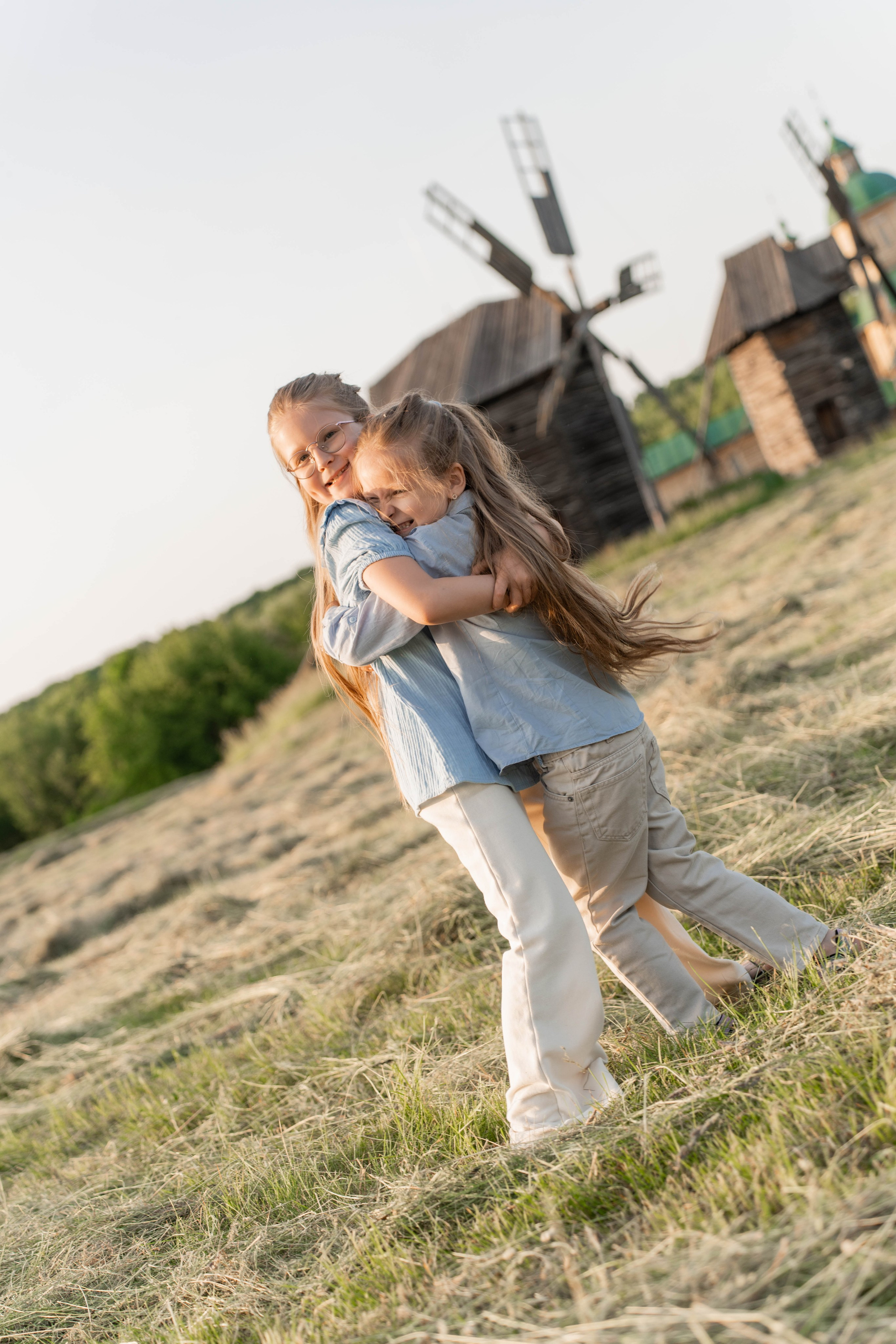 Сімейна фотосесія в Пирогово мами з двома донями. Сімейний фотограф Київ Наталія Шкаврон