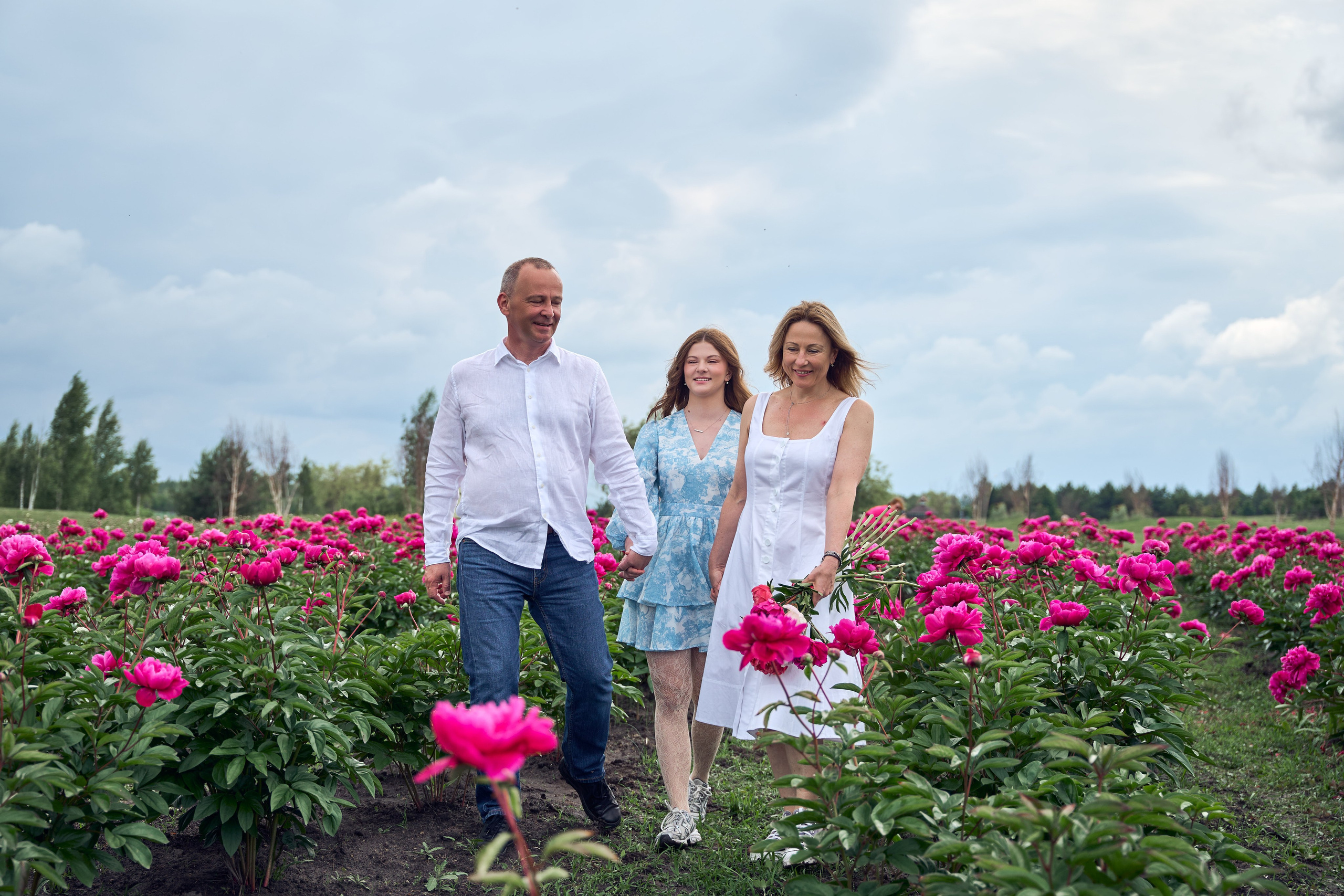 Сімейна фотосесія з піонами у Добропарку. Family photographer in Kiev Natalia Shkavron