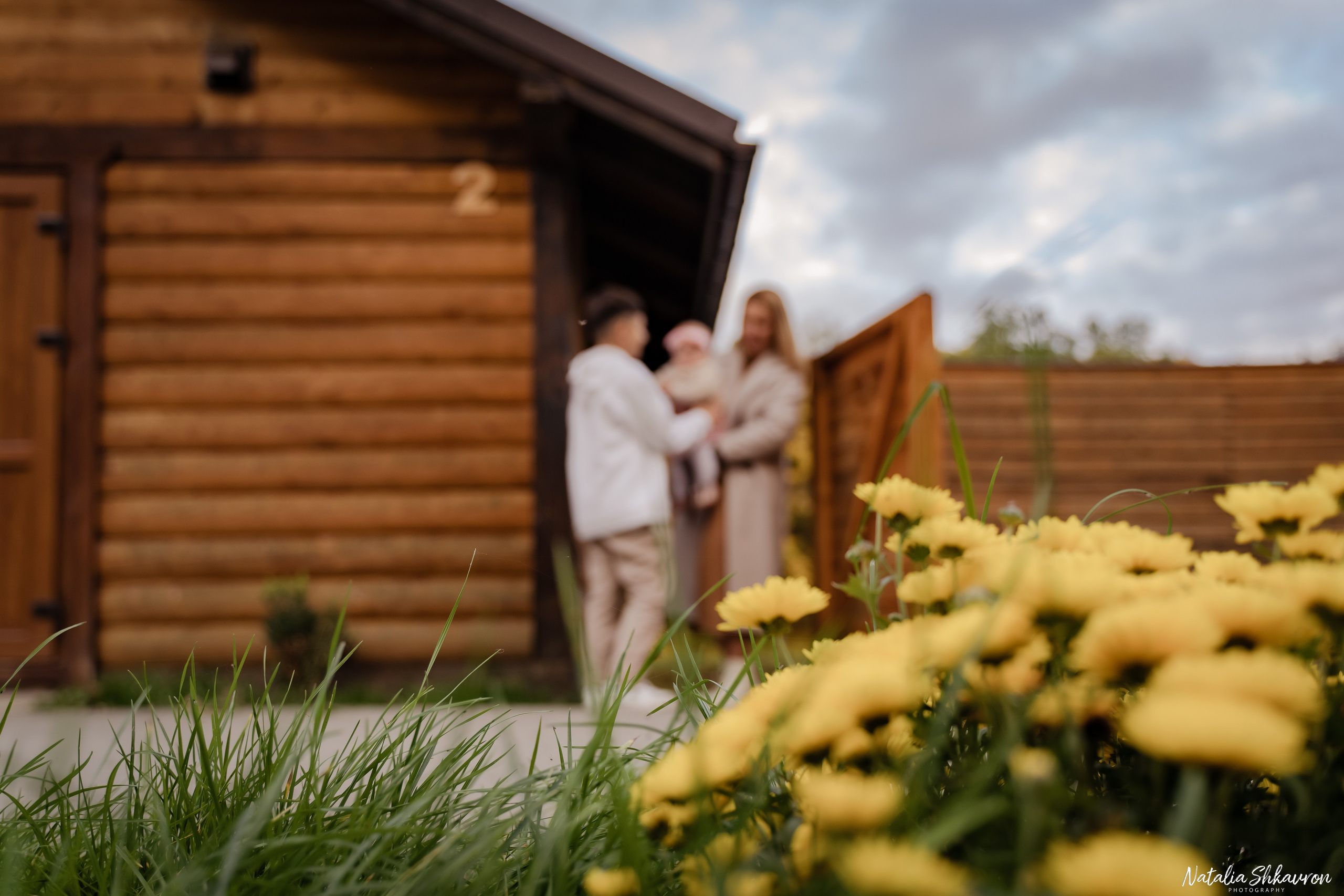 Сімейна фотосесія восени біля води. Family photographer in Kiev Natalia Shkavron