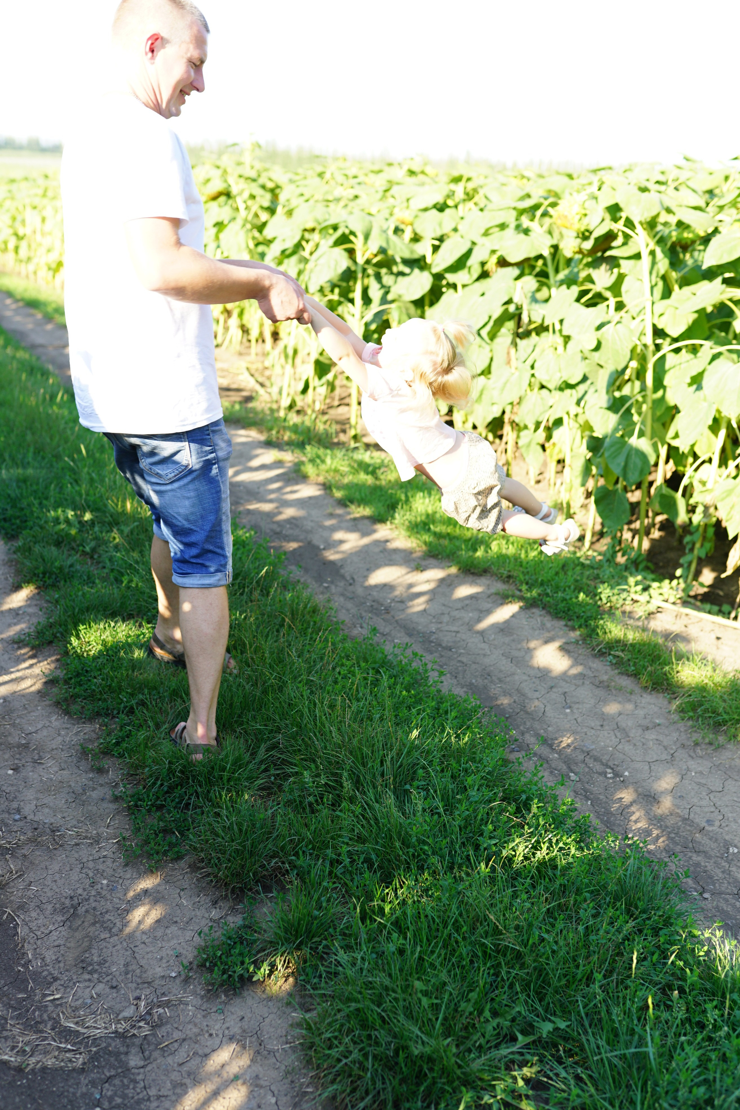 Сімейна фотосесія з кавунами. Family photographer in Kiev Natalia Shkavron