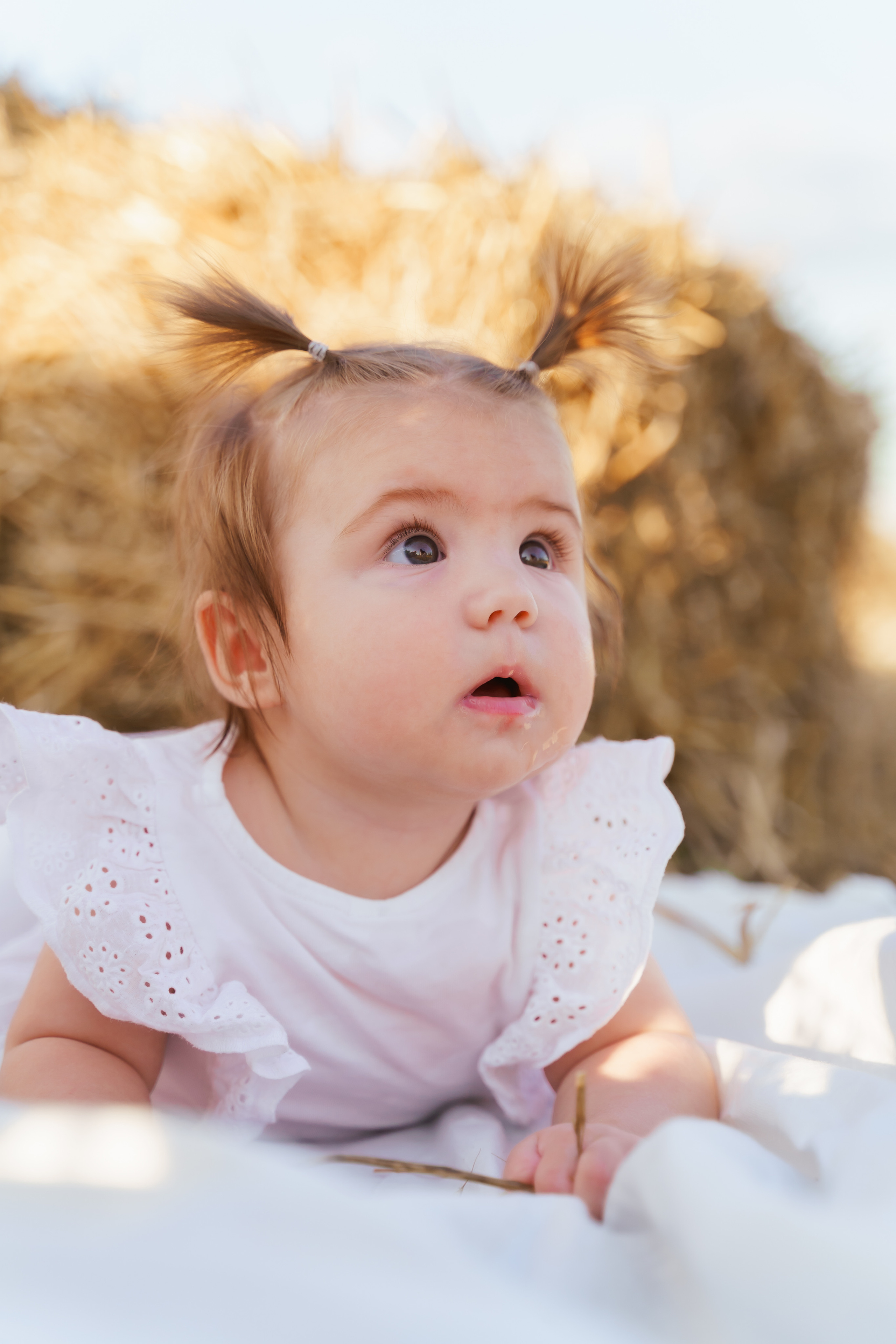 Фотосесія мама та доня в полі з тюками соломи. Сімейний фотограф Київ Наталія Шкаврон