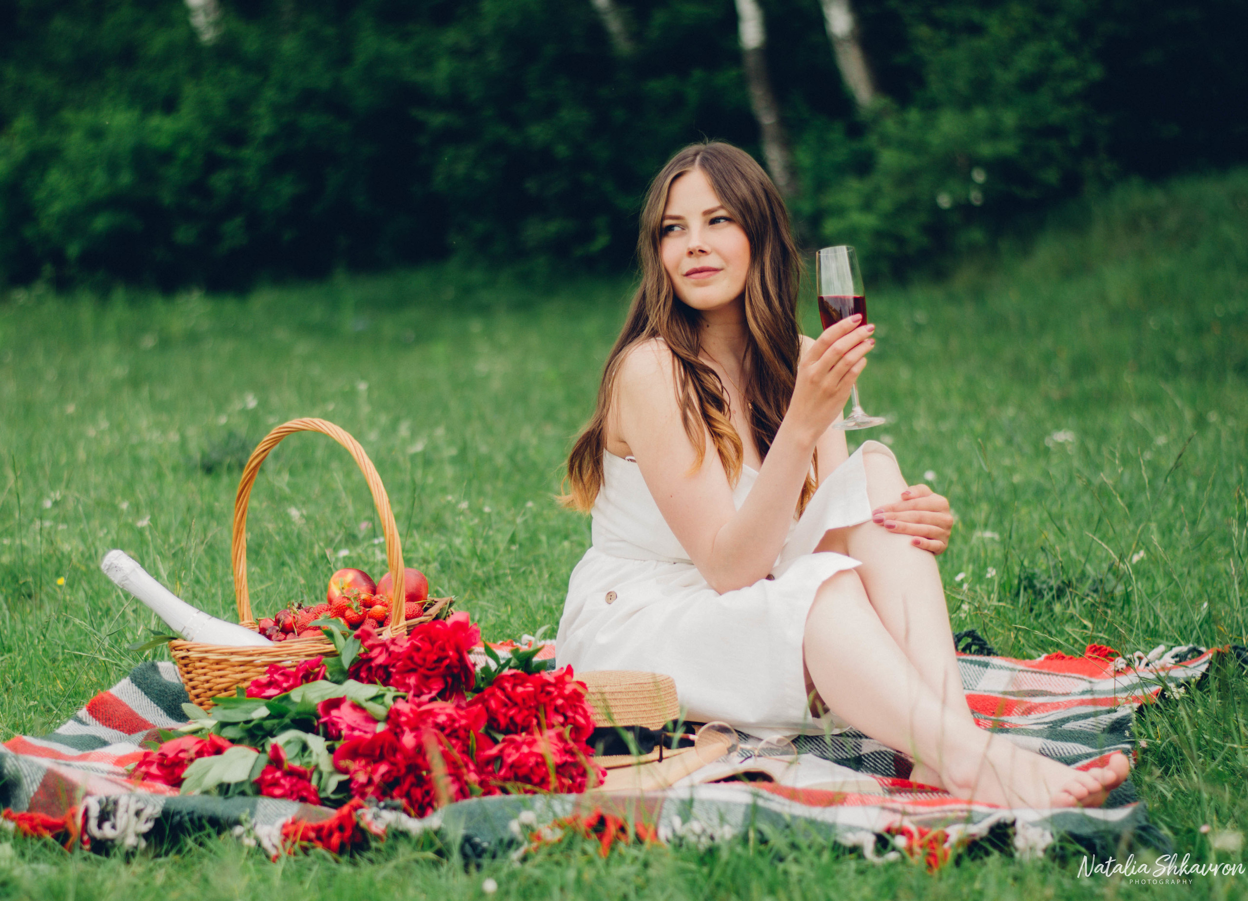 идеи фотосессия с пионами, фотосессия с пионами на природе, фотограф київ, фотосесія в піонах, фотосесія з піонами, червоні піони, дівчина з піонами, фотосесія з червоними піонами, фотосесія в піонах київ, 