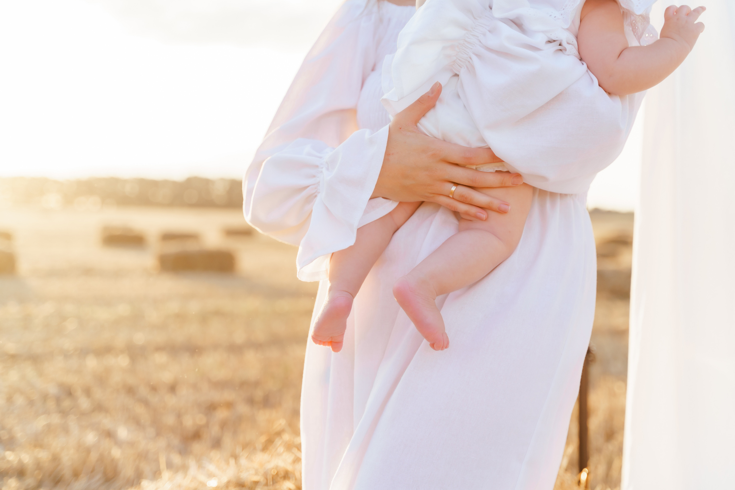 Фотосесія мама та доня в полі з тюками соломи. Сімейний фотограф Київ Наталія Шкаврон
