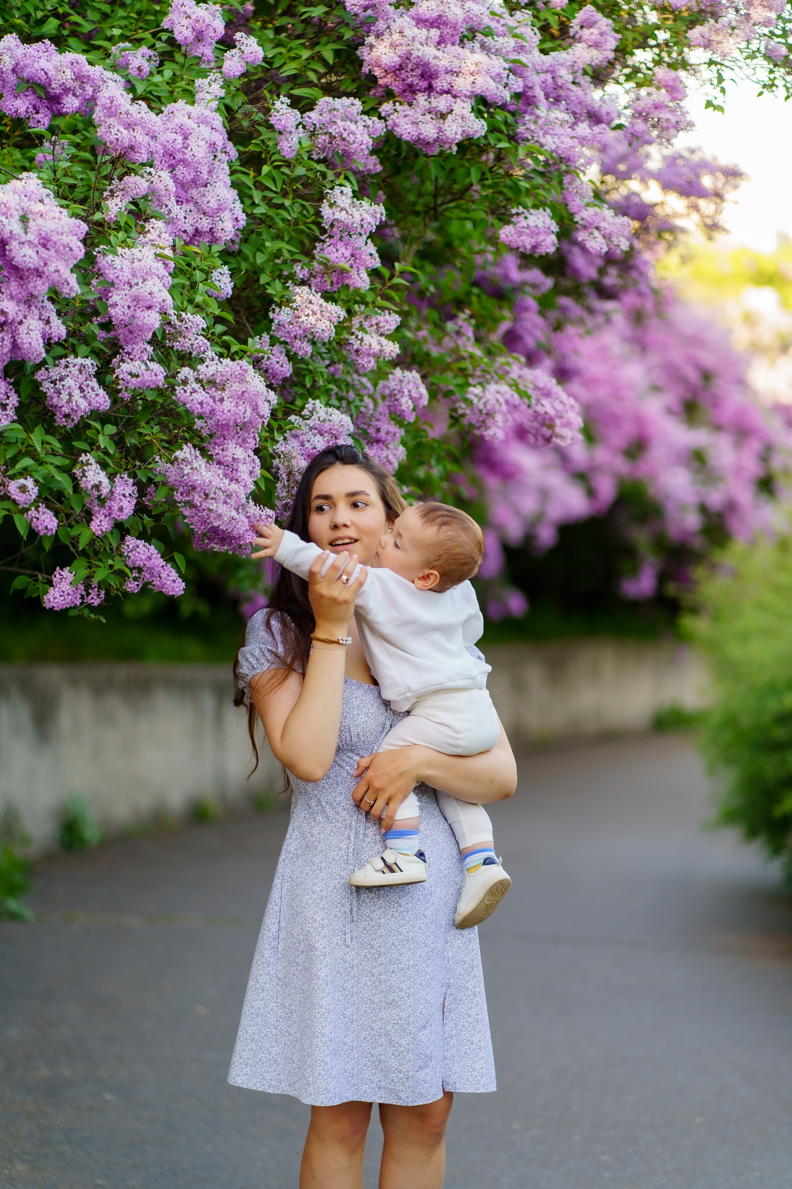 Сімейна фотосесія в бузку Київ. Сімейний фотограф Київ Наталія Шкаврон