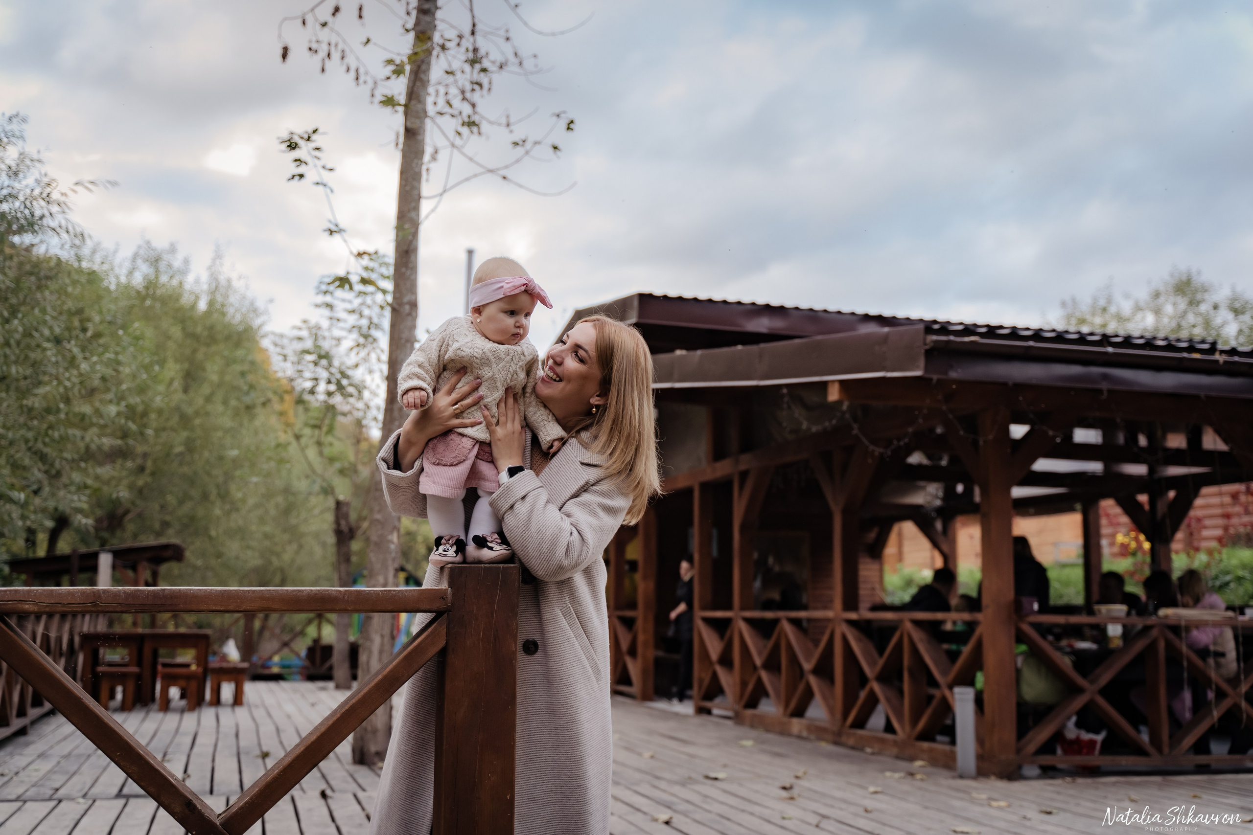 Сімейна фотосесія восени біля води. Family photographer in Kiev Natalia Shkavron
