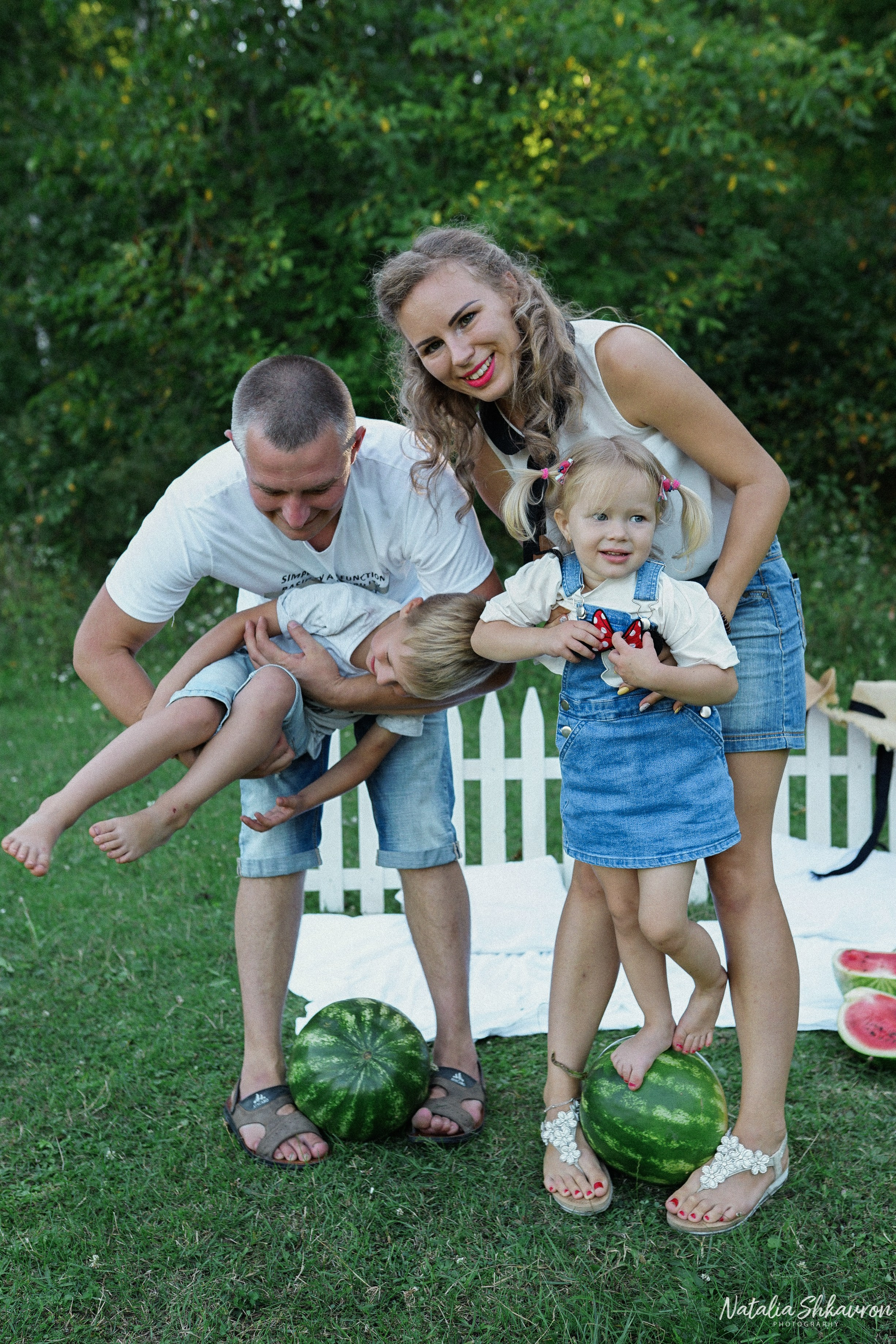 Сімейна фотосесія з кавунами. Family photographer in Kiev Natalia Shkavron