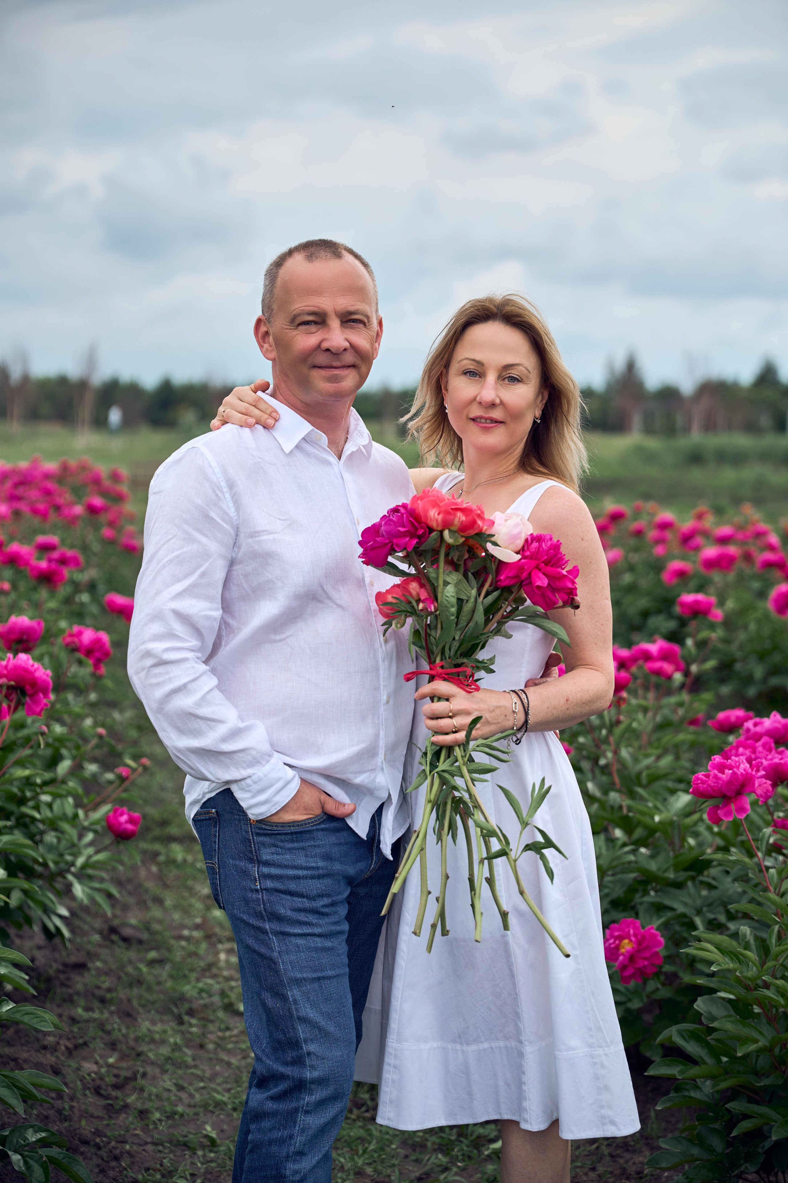 Сімейна фотосесія з піонами у Добропарку. Family photographer in Kiev Natalia Shkavron