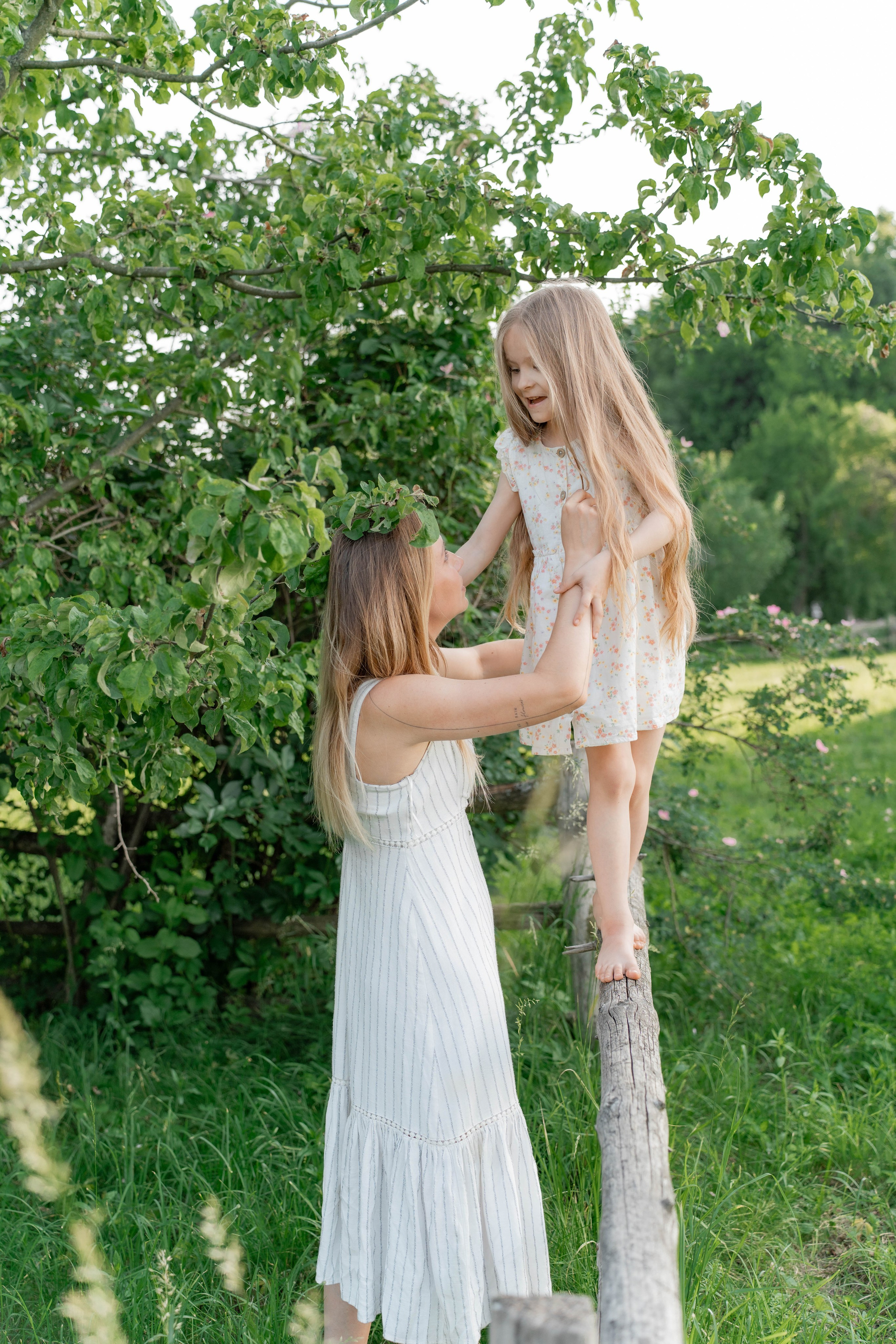 Сімейна фотосесія в Пирогово мами з двома донями. Сімейний фотограф Київ Наталія Шкаврон