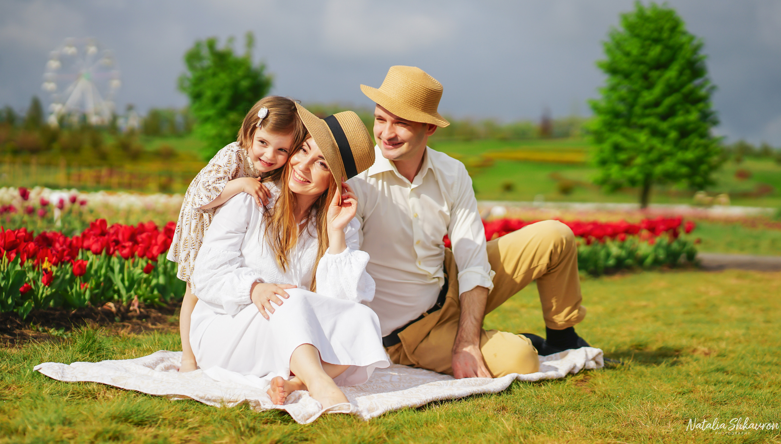 Сімейна фотосесія в тюльпанах. Сімейний фотограф Київ Наталія Шкаврон