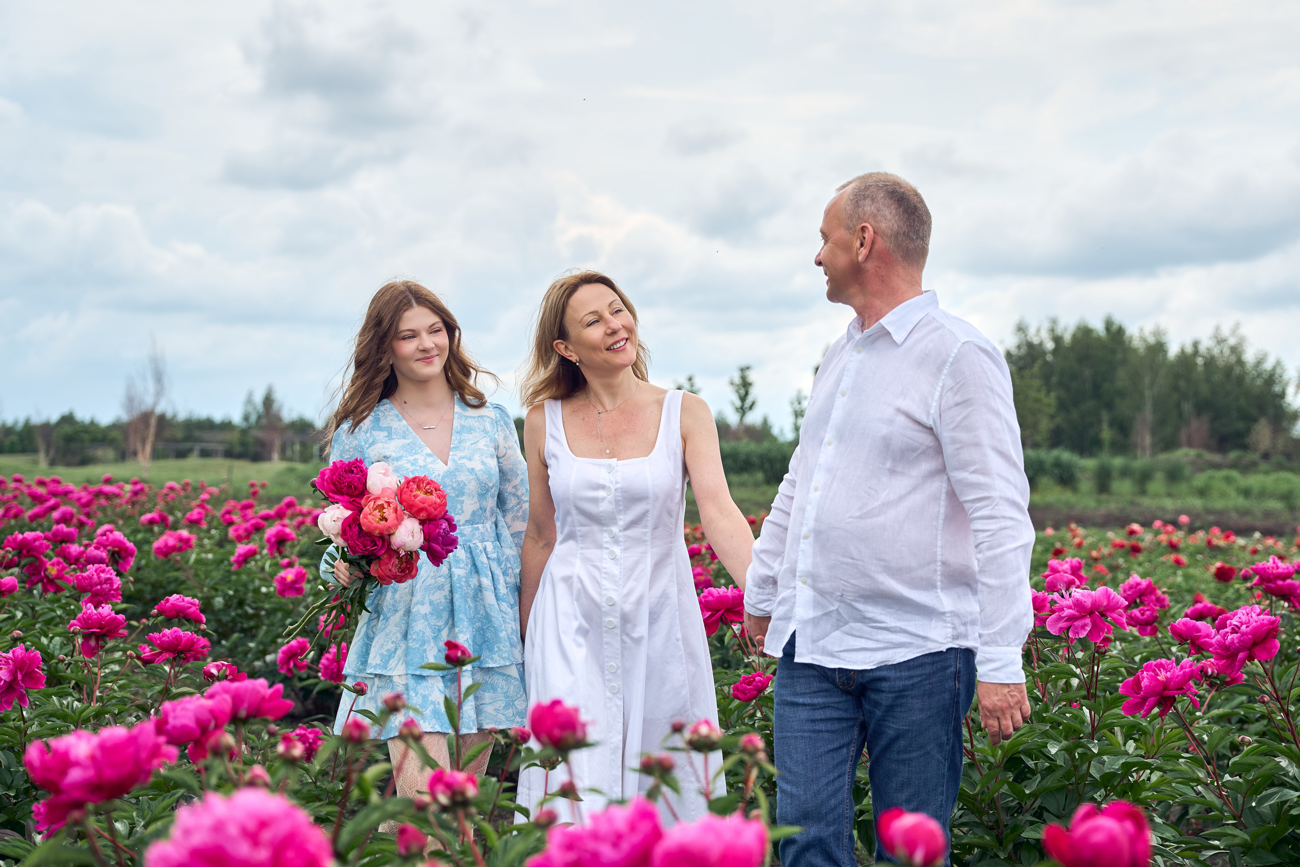 Сімейна фотосесія з піонами у Добропарку. Family photographer in Kiev Natalia Shkavron