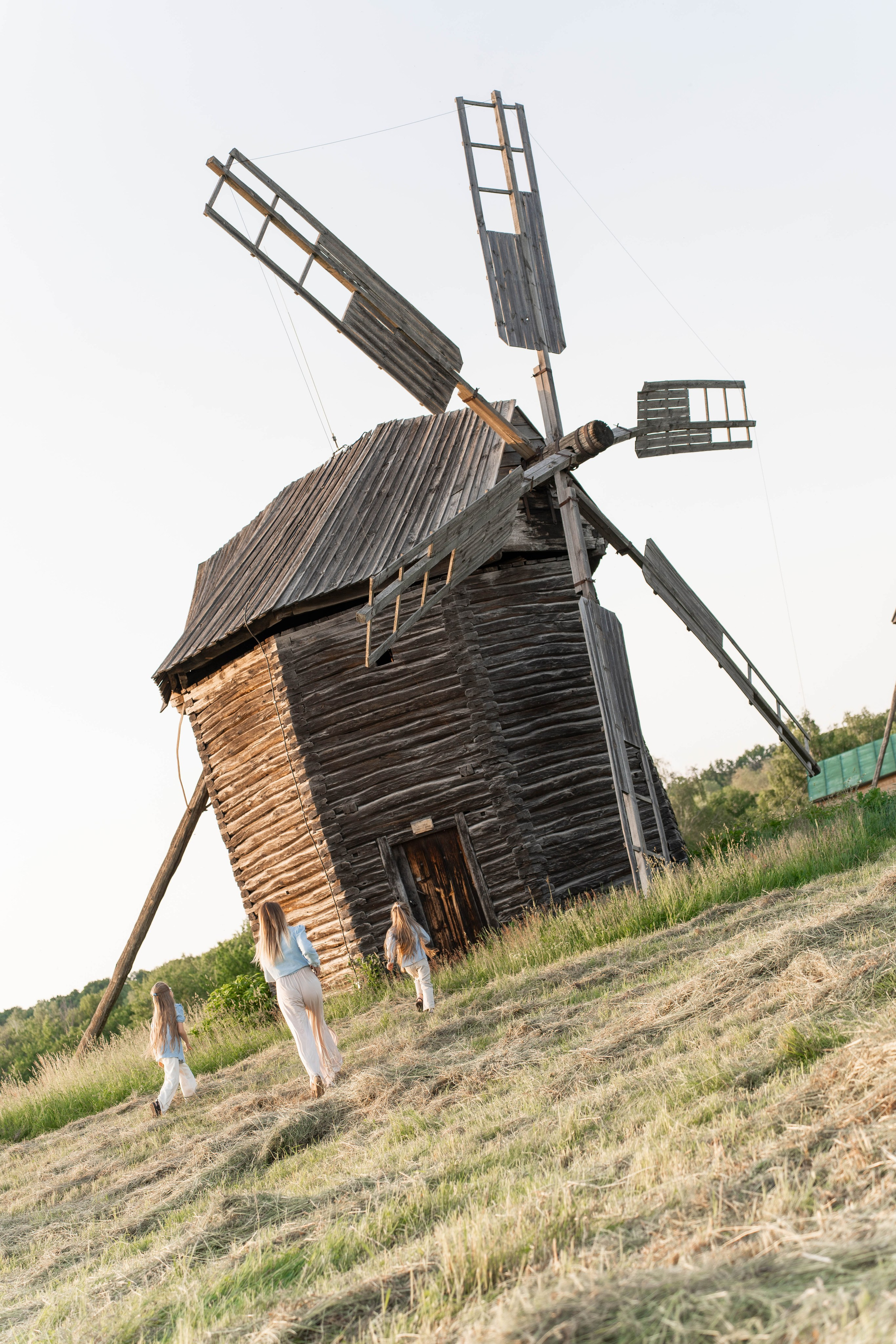 Сімейна фотосесія в Пирогово мами з двома донями. Сімейний фотограф Київ Наталія Шкаврон