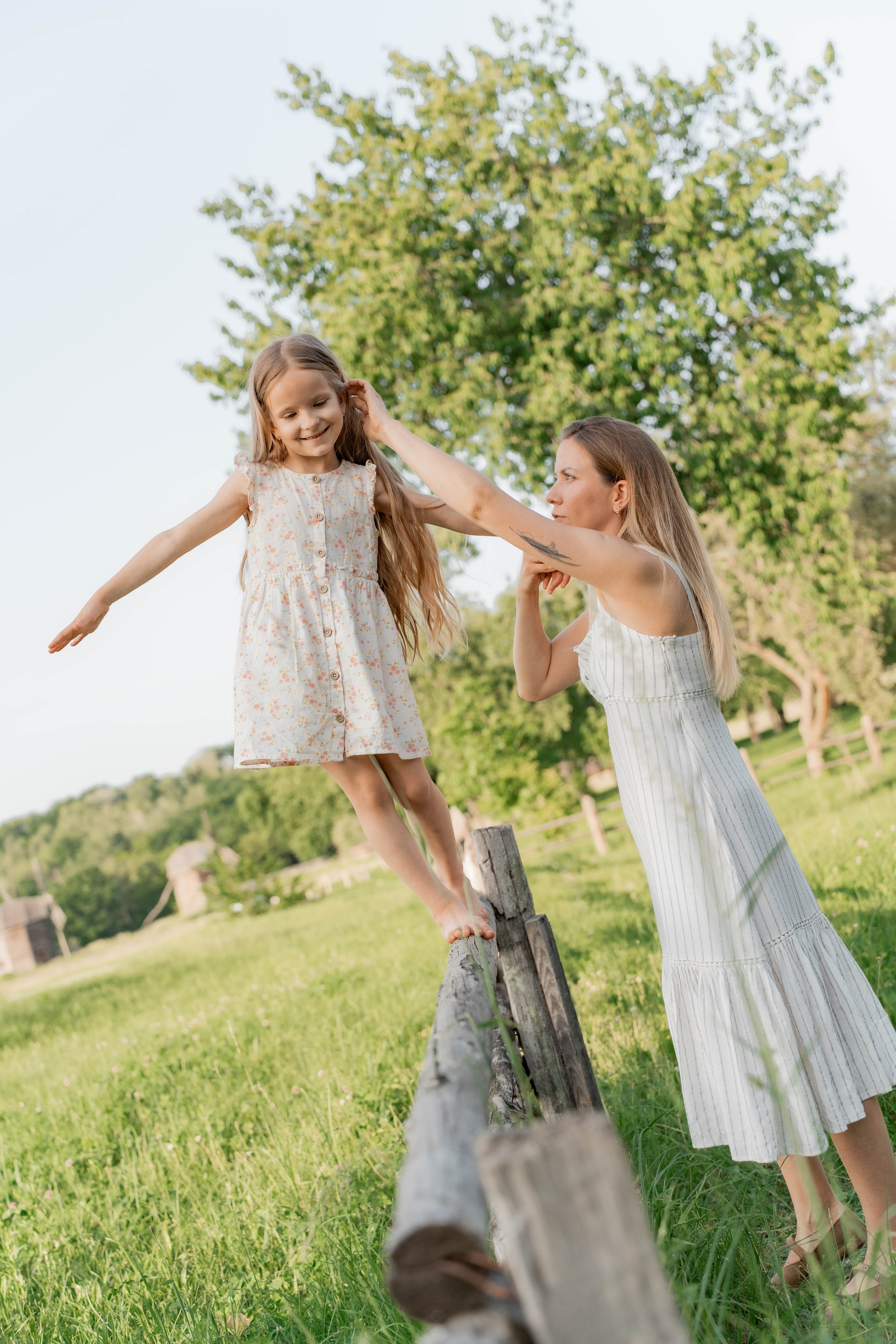 Сімейна фотосесія в Пирогово мами з двома донями. Сімейний фотограф Київ Наталія Шкаврон