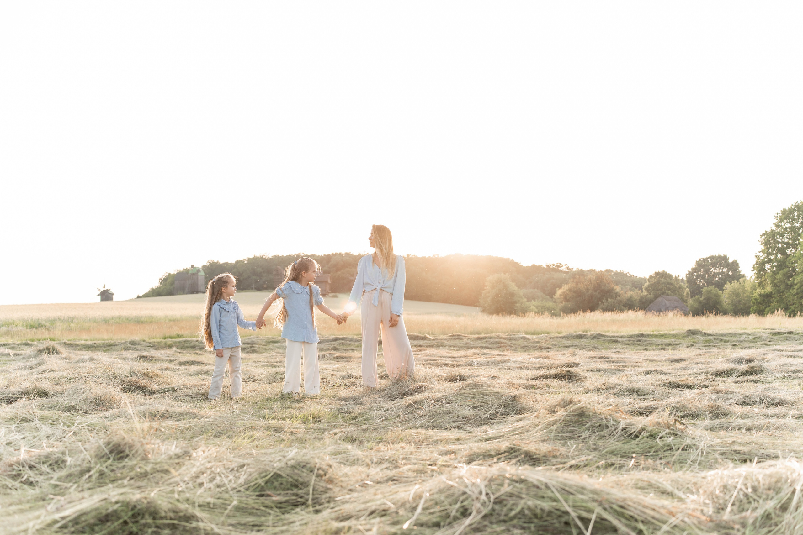 Сімейна фотосесія в Пирогово мами з двома донями. Сімейний фотограф Київ Наталія Шкаврон