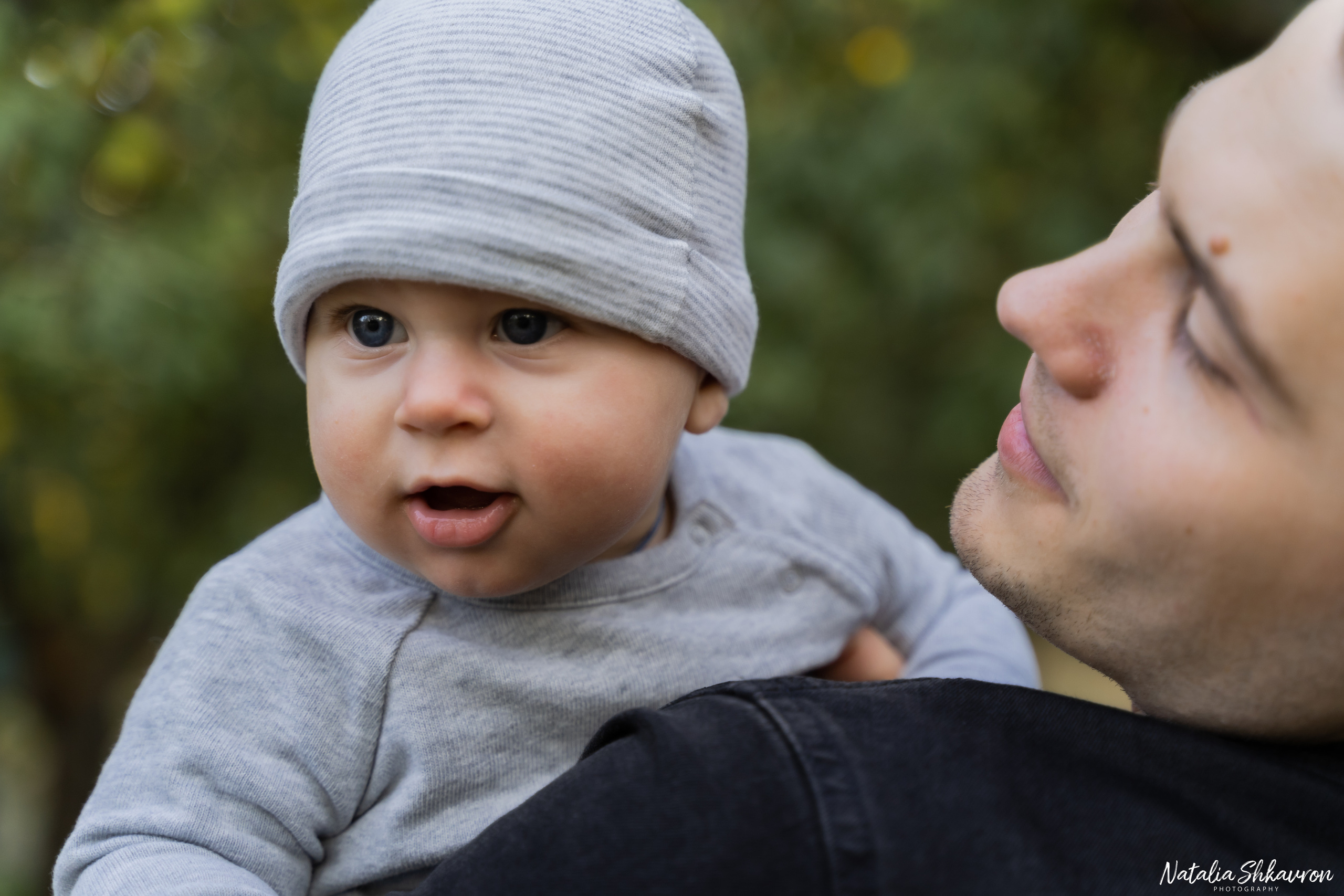 Сімейна фотосесія в яблуневому саду. Сімейний фотограф Київ Наталія Шкаврон
