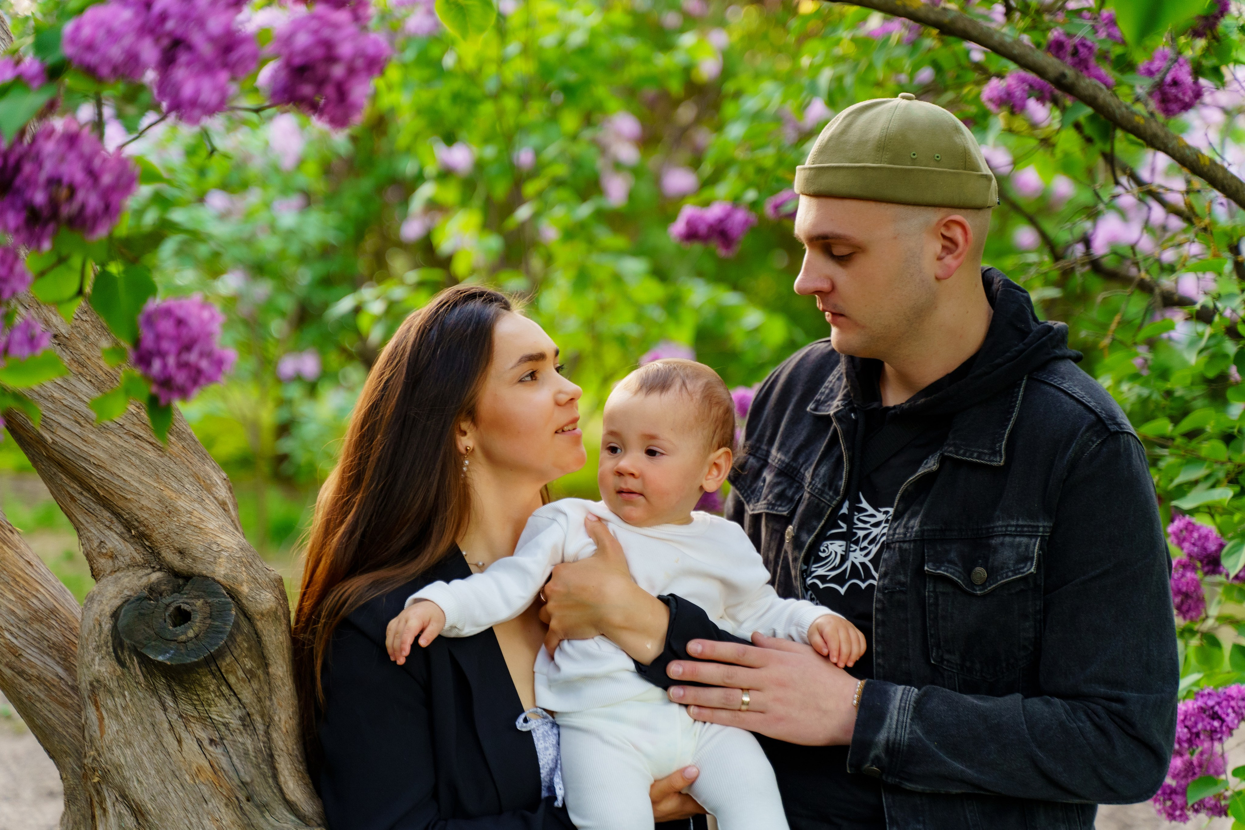 Сімейна фотосесія в бузку Київ. Сімейний фотограф Київ Наталія Шкаврон