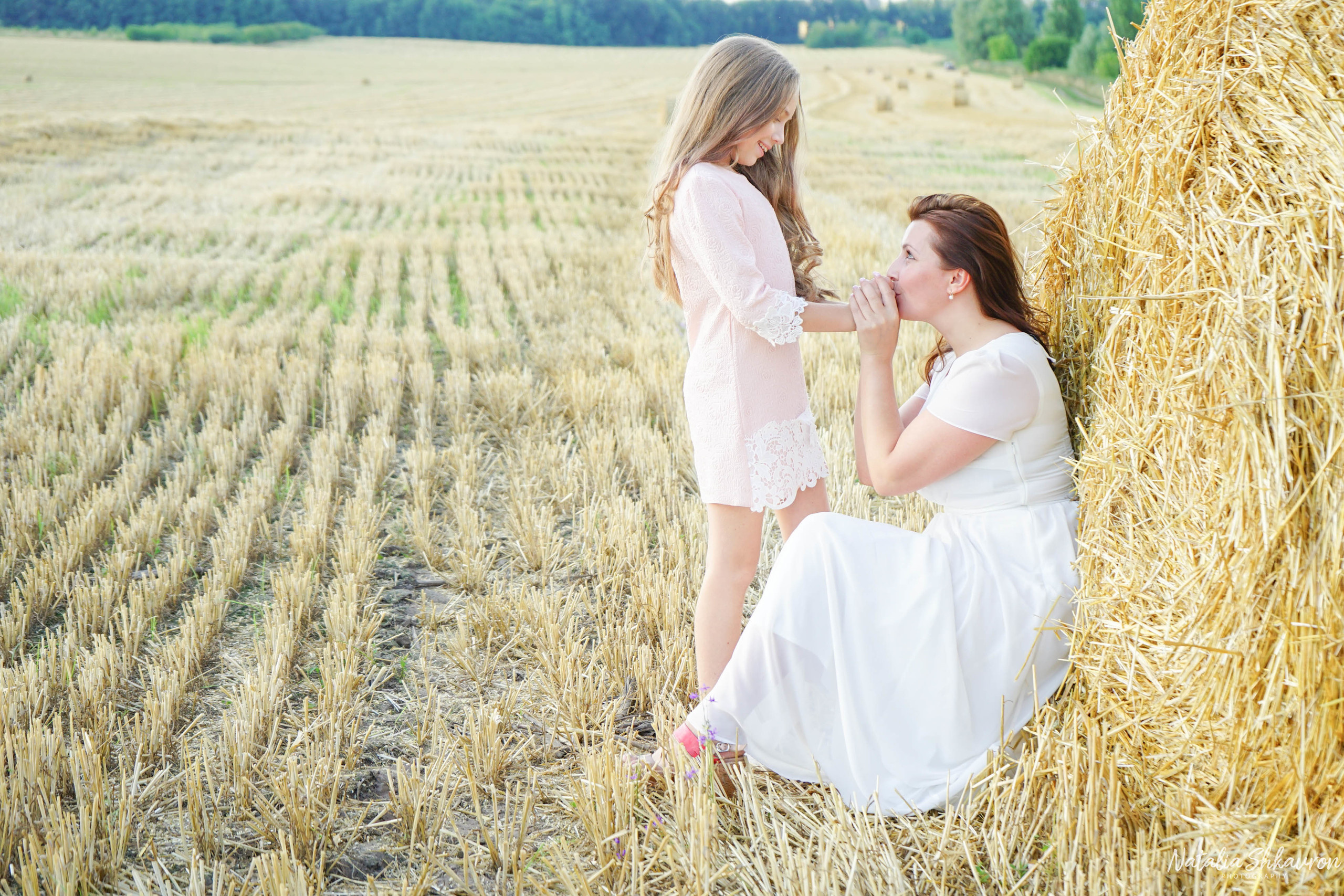 Сімейна фотосесія в полі з рулонами соломи. Сімейний фотограф Київ Наталія Шкаврон