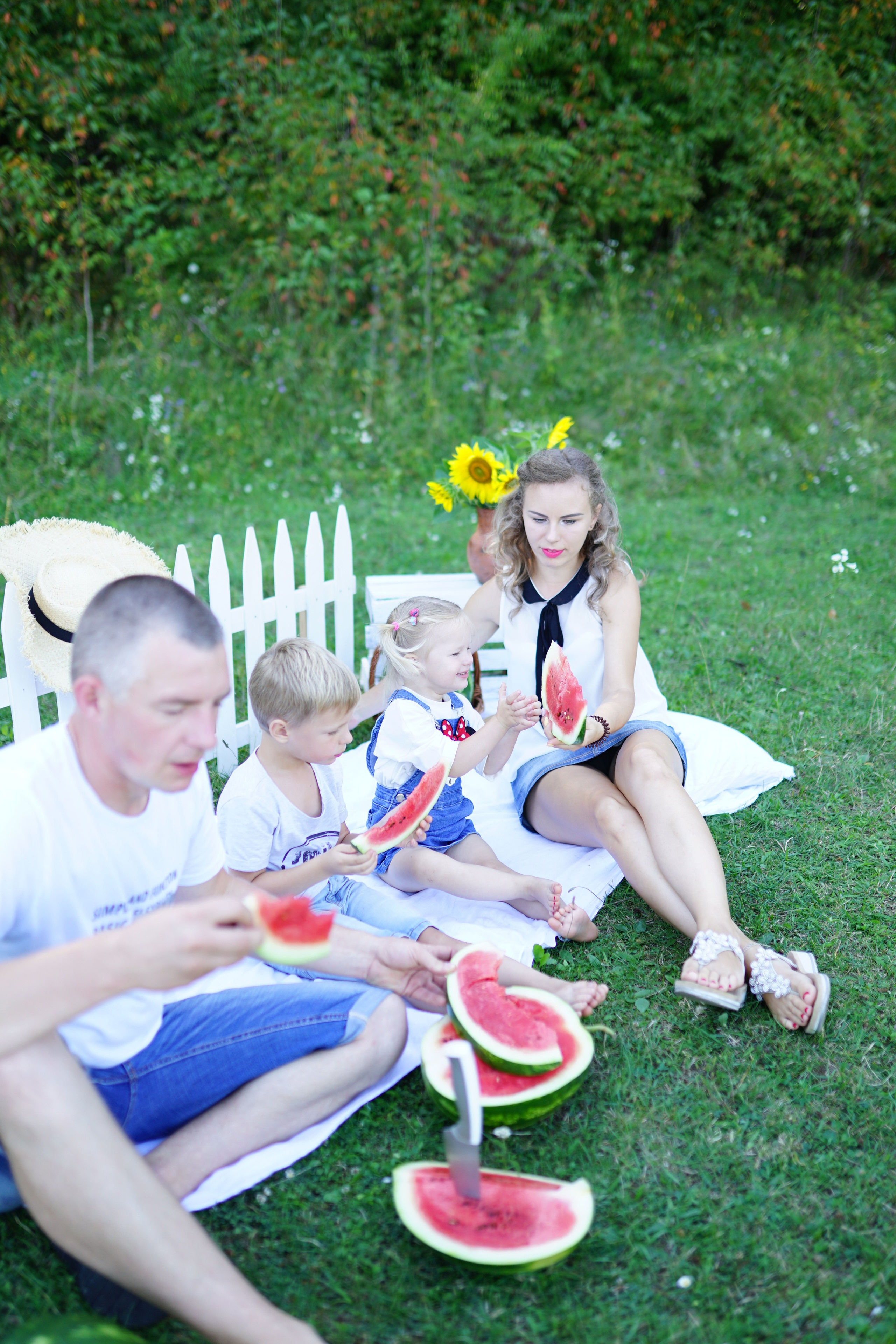 Сімейна фотосесія з кавунами. Family photographer in Kiev Natalia Shkavron