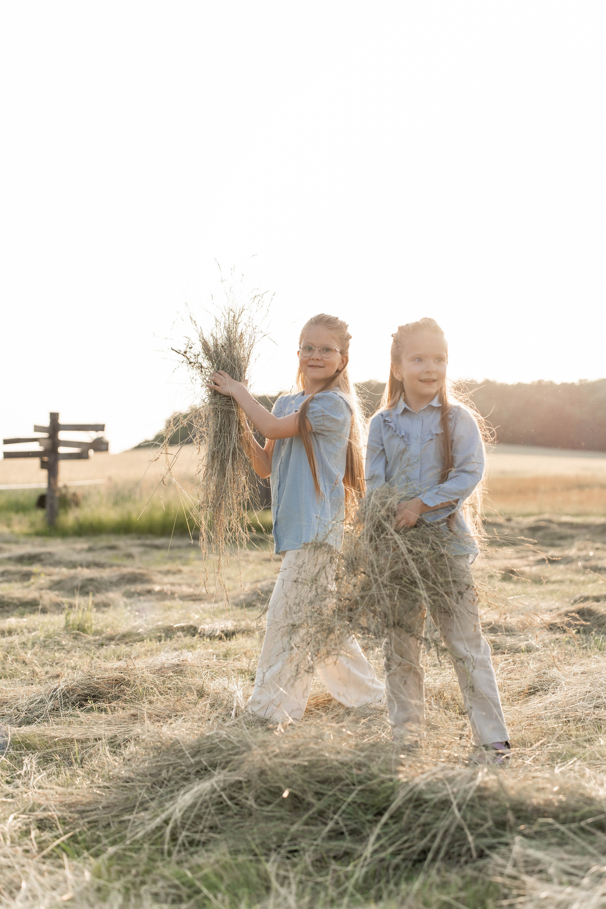 Сімейна фотосесія в Пирогово мами з двома донями. Сімейний фотограф Київ Наталія Шкаврон