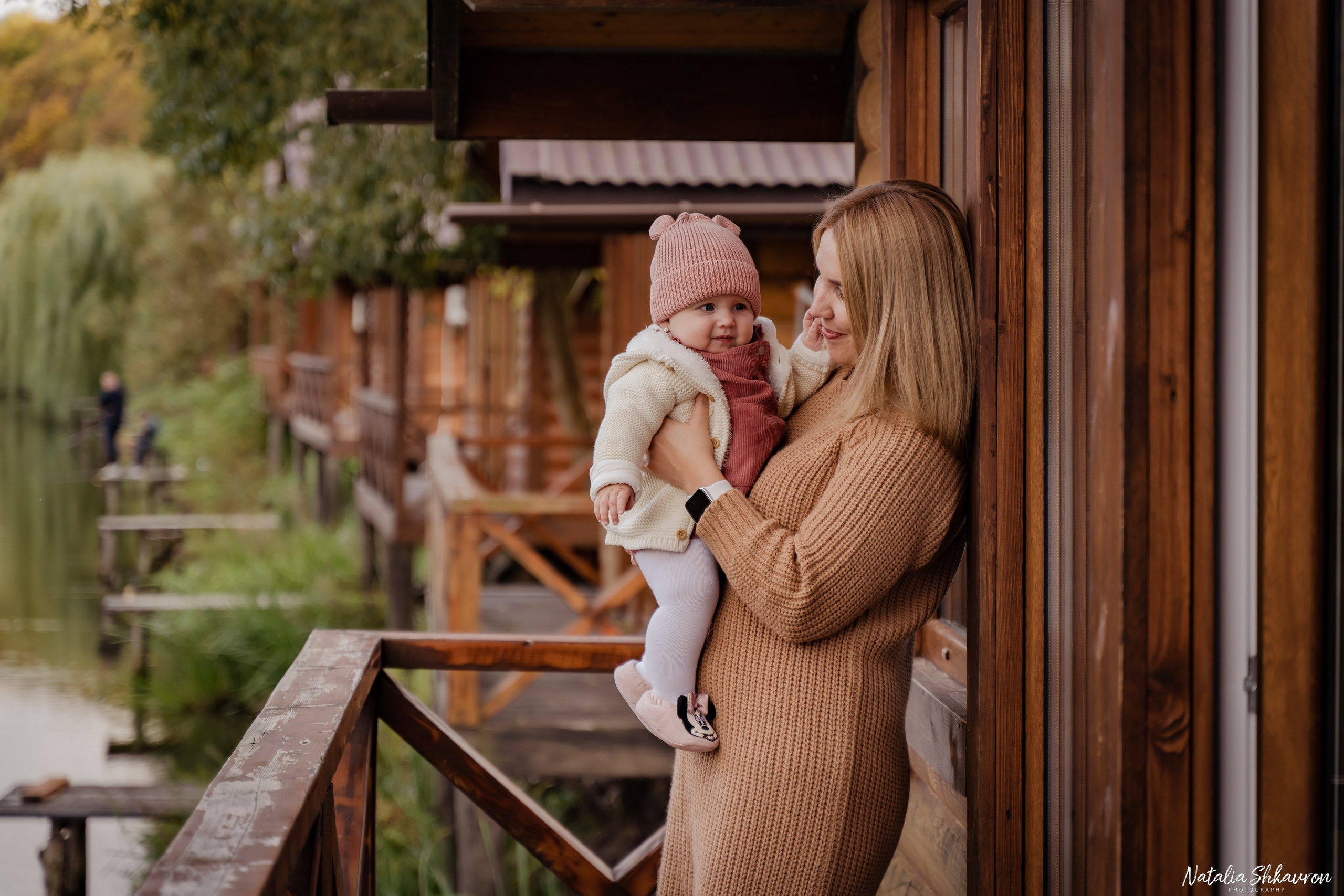 Сімейна фотосесія восени біля води. Family photographer in Kiev Natalia Shkavron