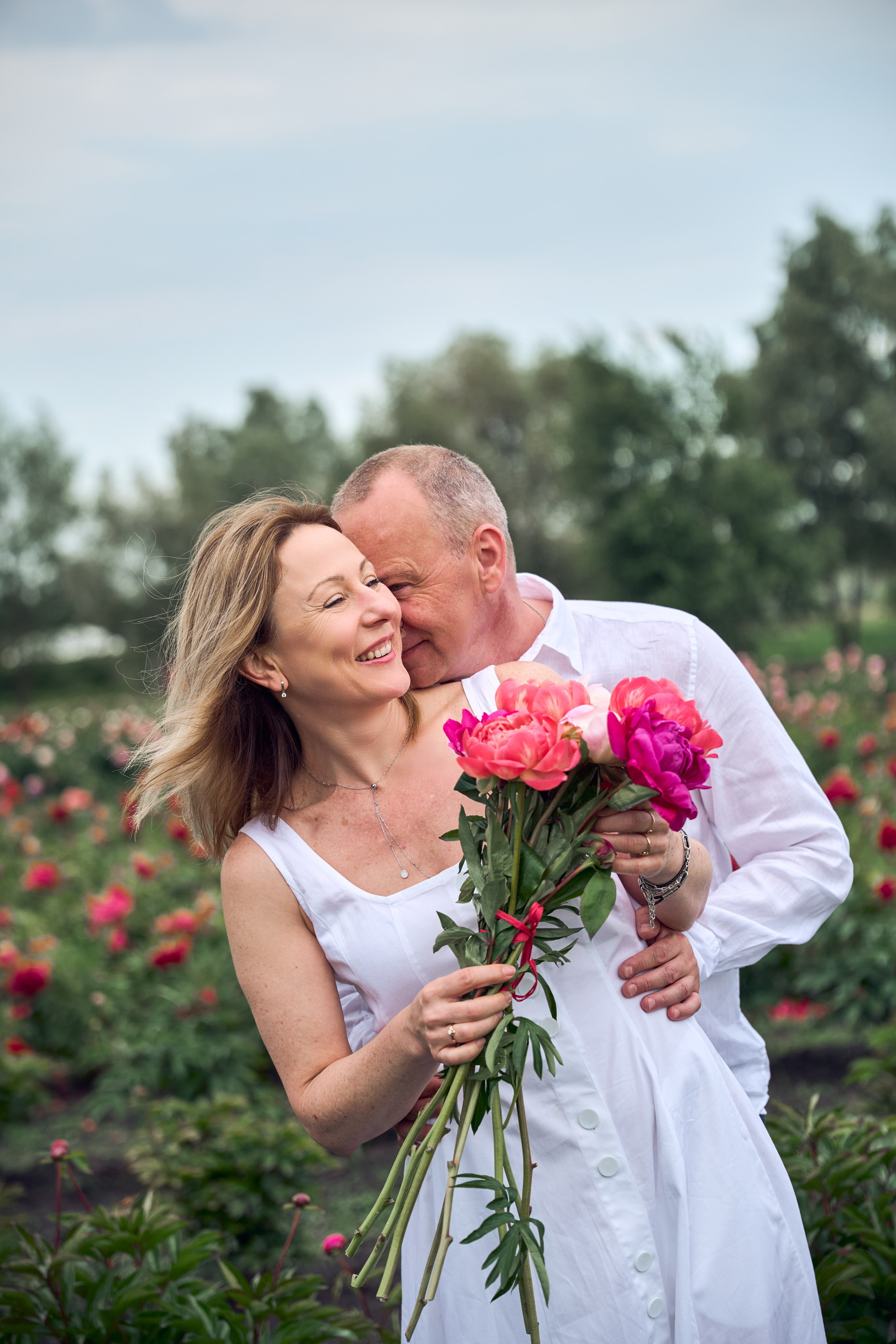 Сімейна фотосесія з піонами у Добропарку. Family photographer in Kiev Natalia Shkavron