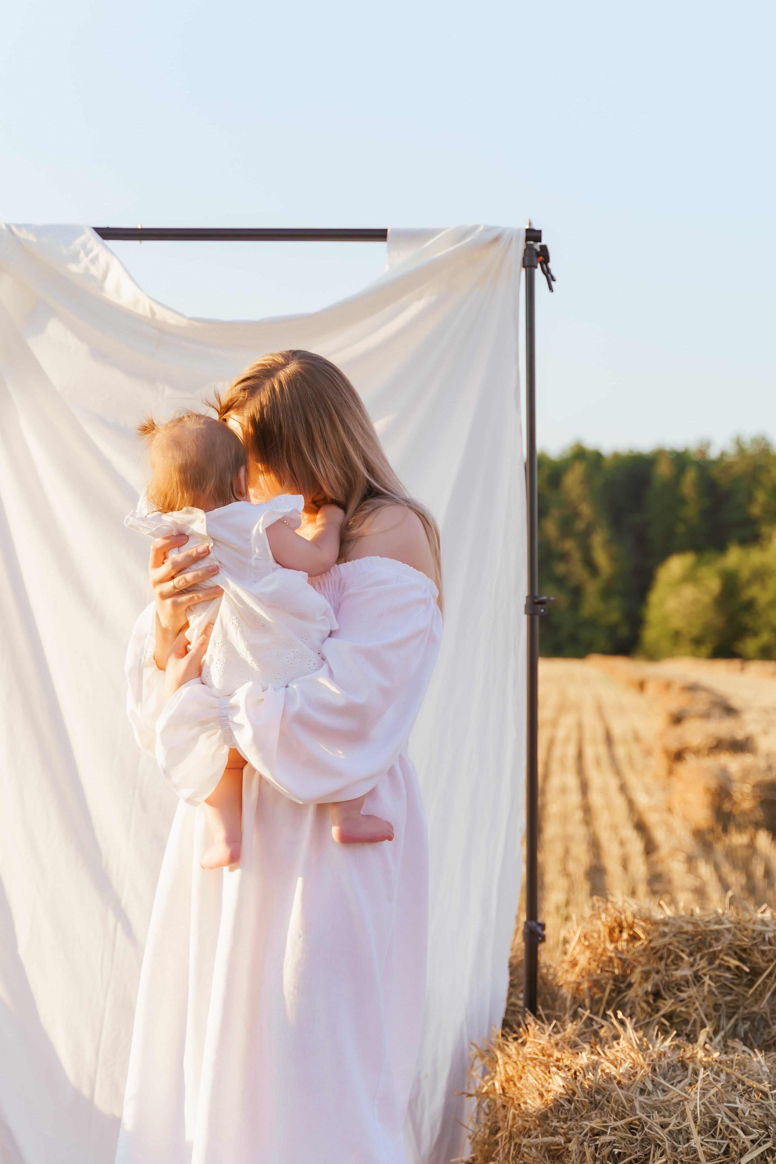 Фотосесія мама та доня в полі з тюками соломи. Сімейний фотограф Київ Наталія Шкаврон