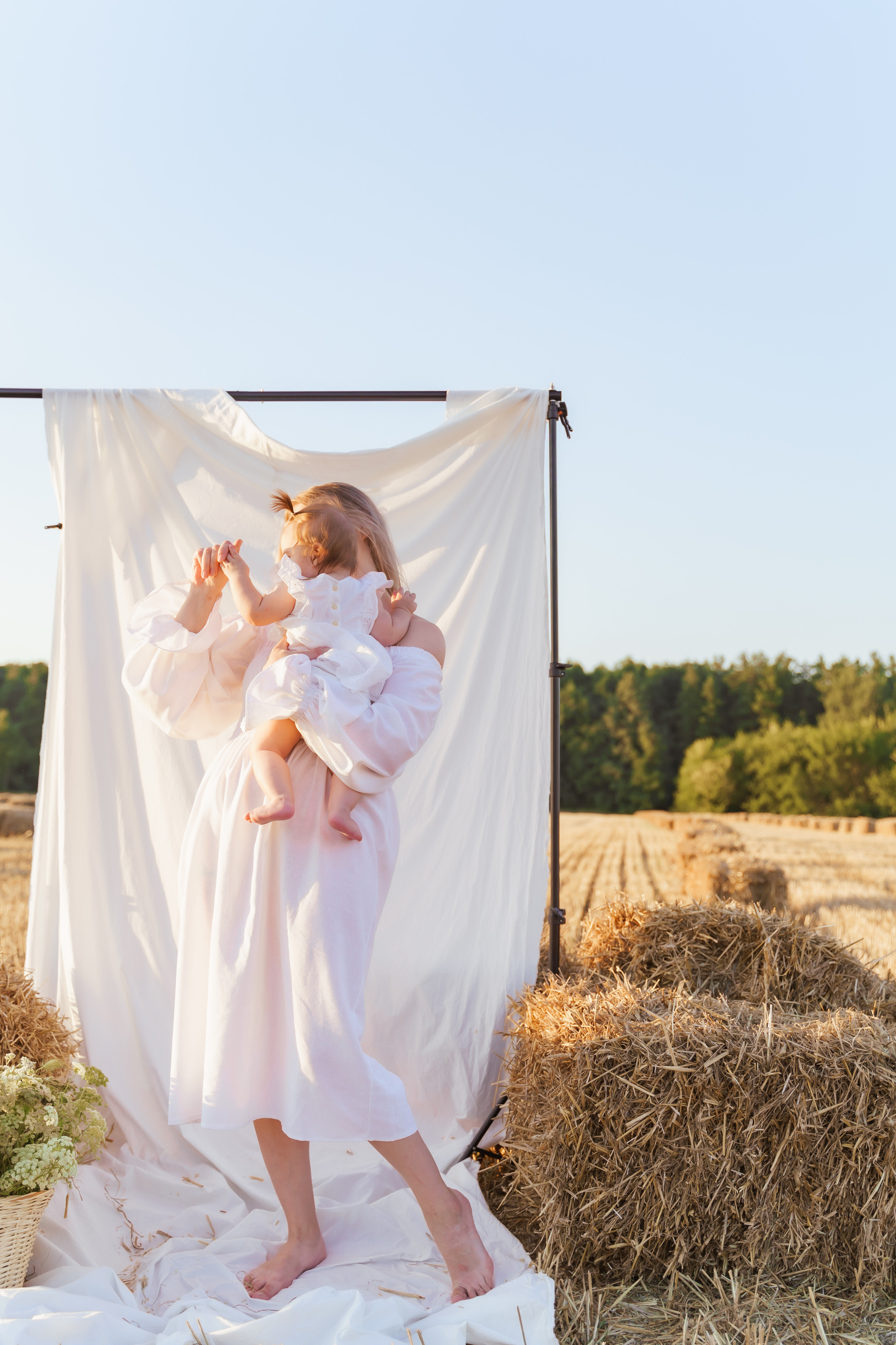 Фотосесія мама та доня в полі з тюками соломи. Сімейний фотограф Київ Наталія Шкаврон