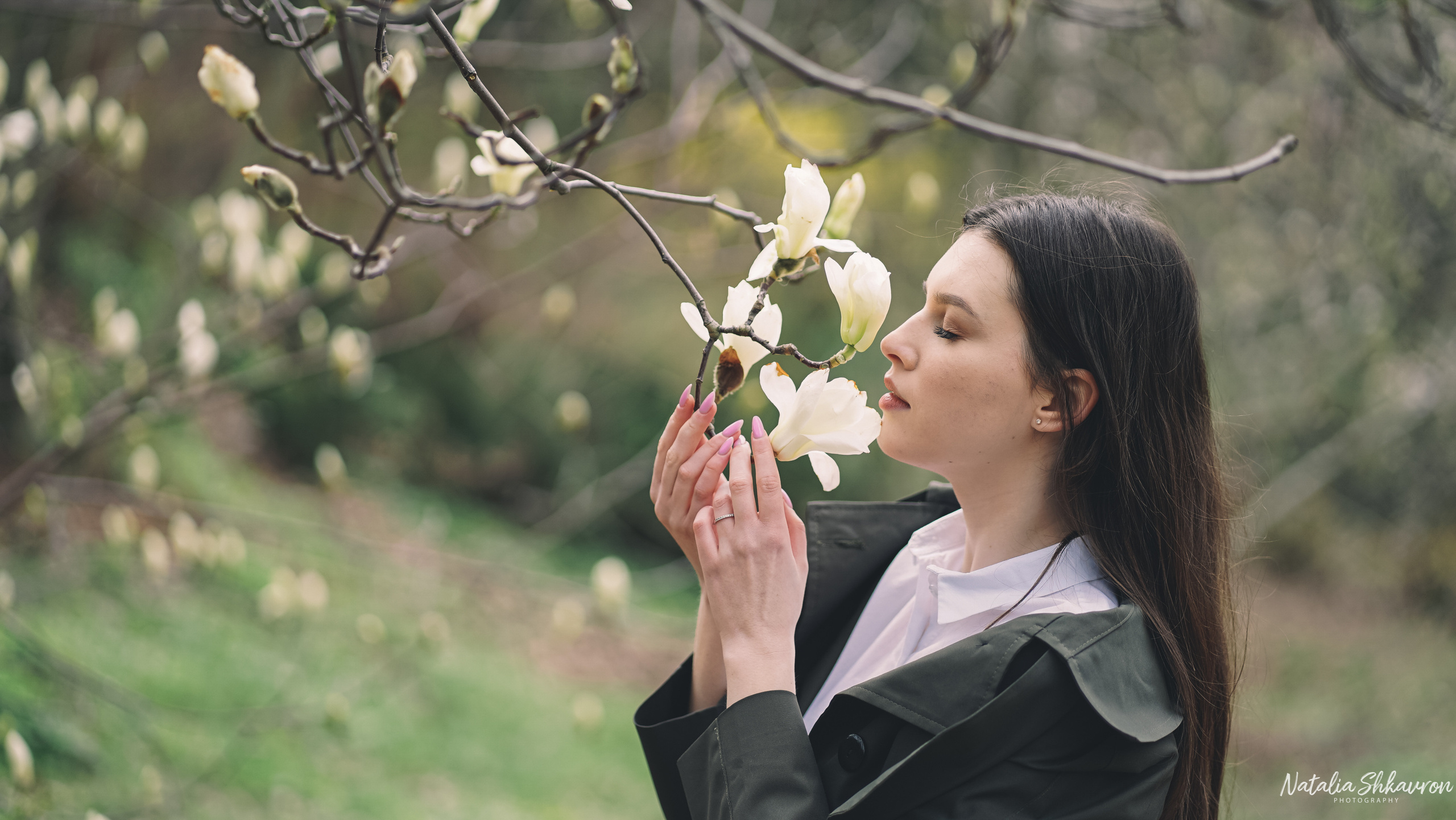 Весняна фотосесія в магноліях. Сімейний фотограф Київ Наталія Шкаврон