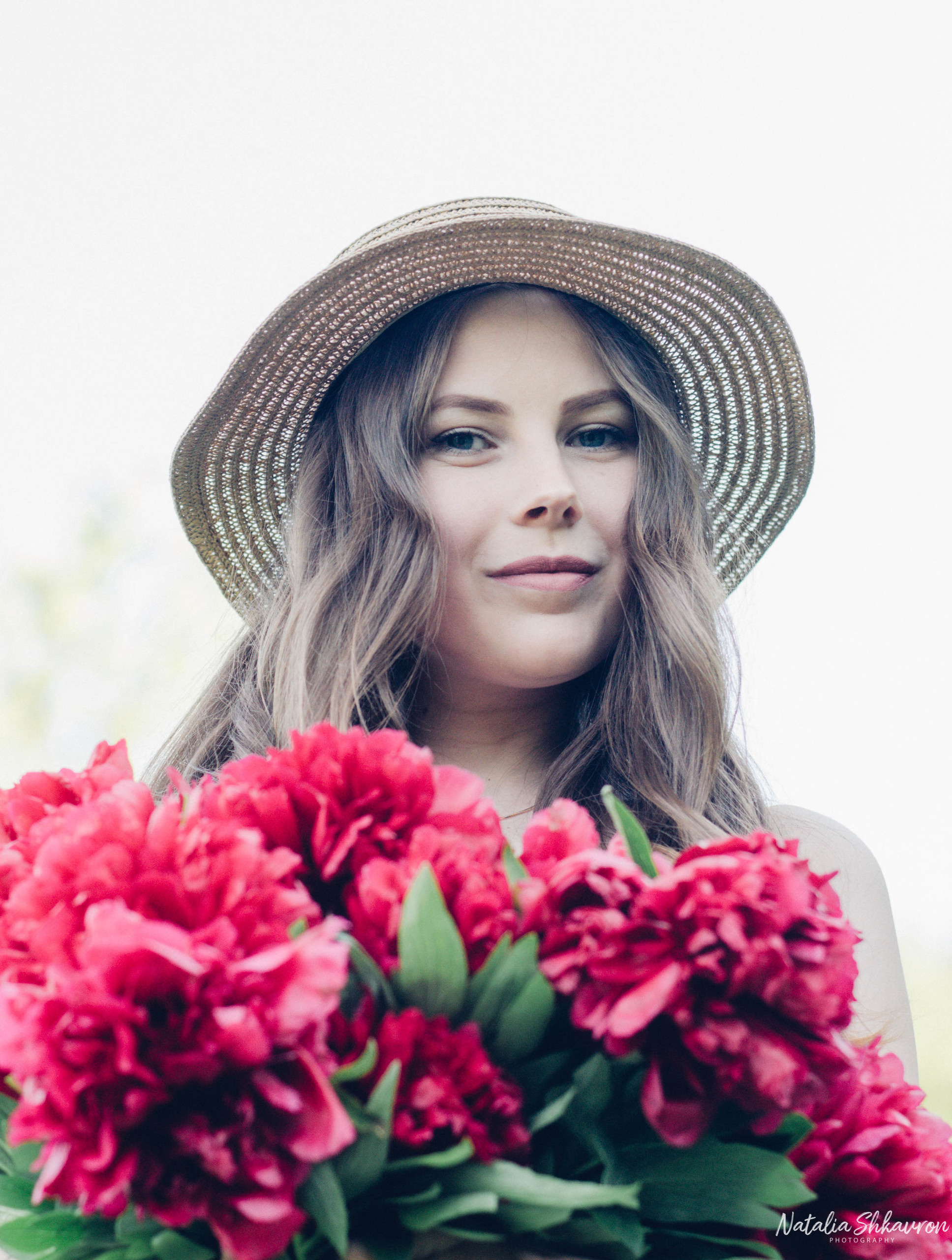 фотосессия в пионах киев, фотосесія в піонах, фотосессия с пионами на природе, фото с пионами девушка, фотосесія в піонах київ, фотограф київ, індивідуальна фотосесія влітку, фотосесія з піонами, фотосесія з червоними піонами, Фотосессия с цветами фотосесія з квітами, 