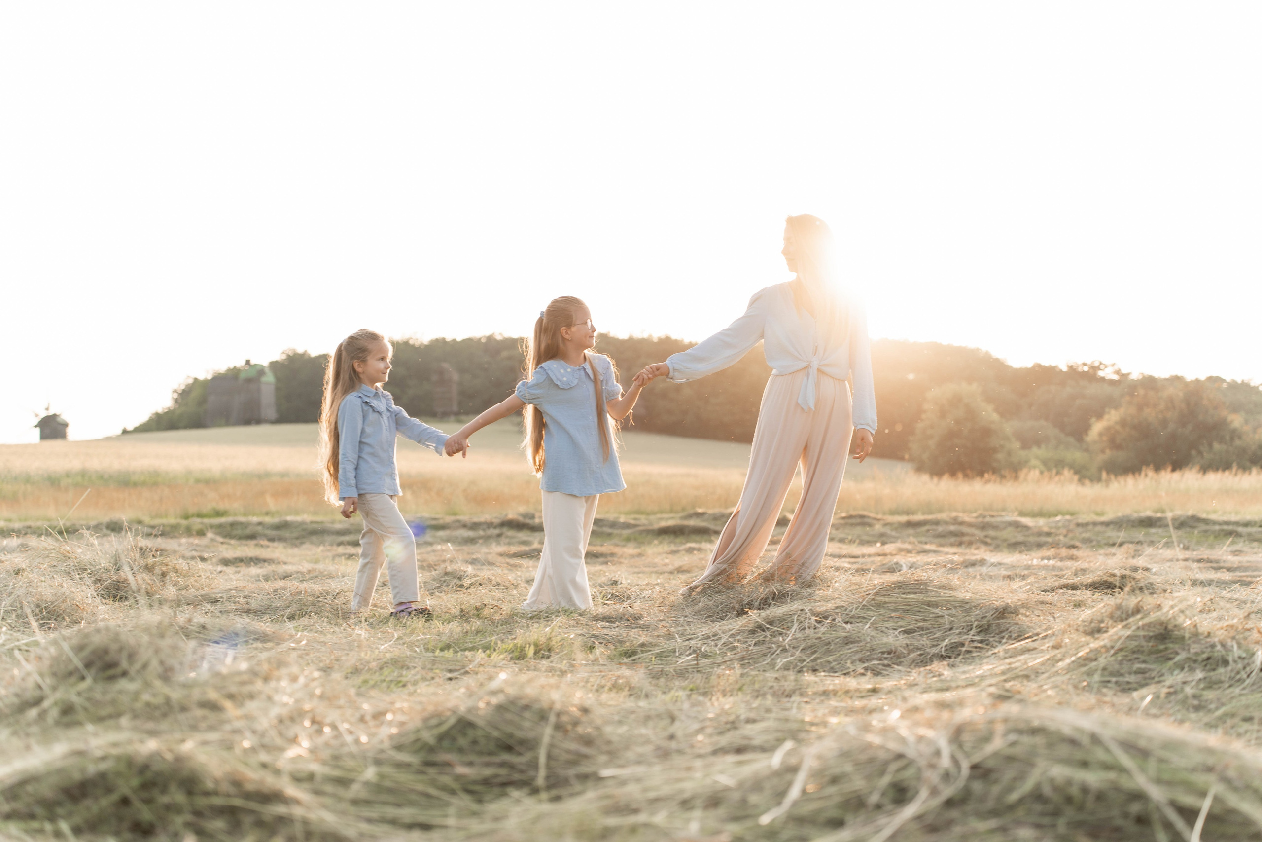 Сімейна фотосесія в Пирогово мами з двома донями. Сімейний фотограф Київ Наталія Шкаврон