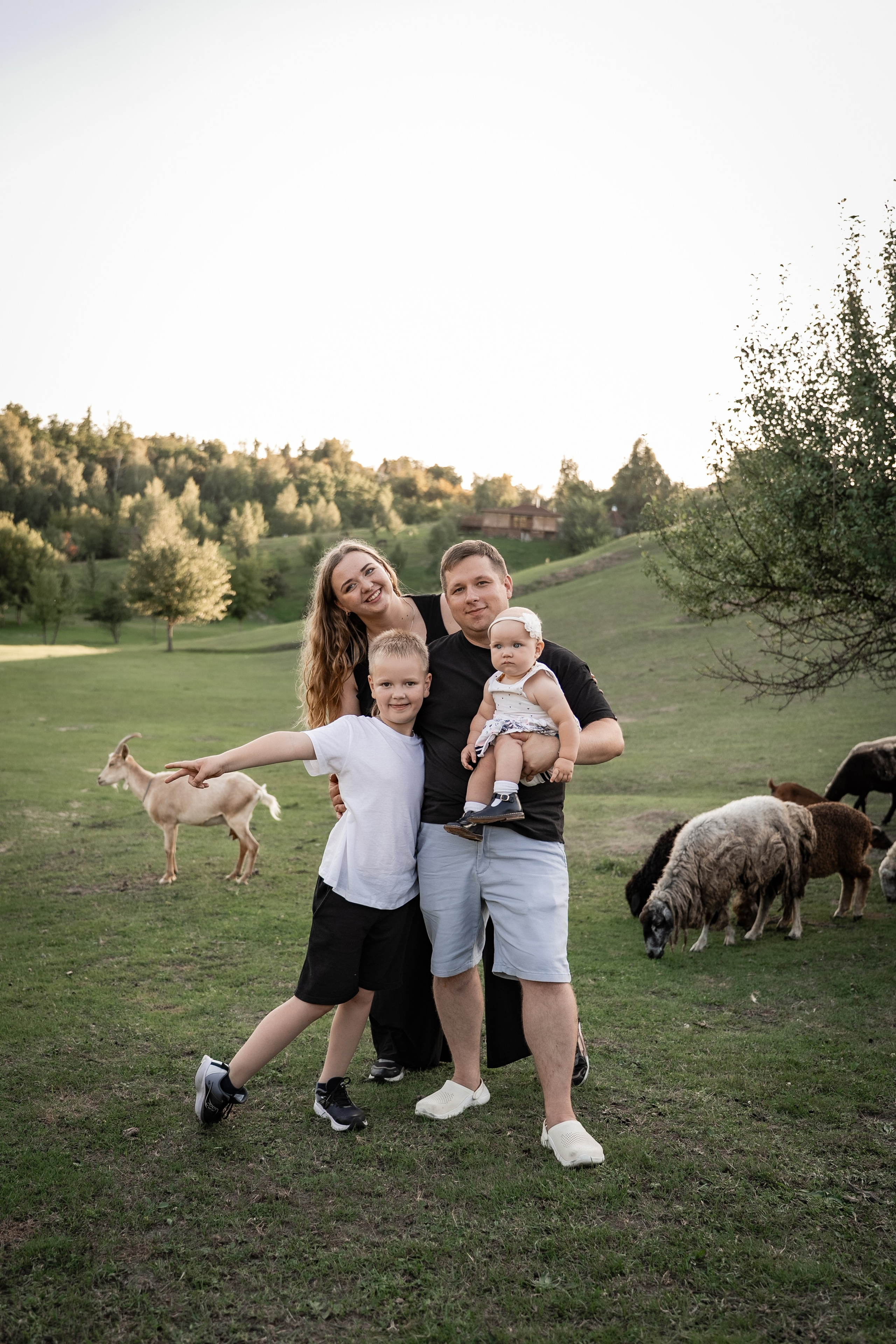 Сімейна фотосесія на овечій фермі. Сімейний фотограф Київ Наталія Шкаврон