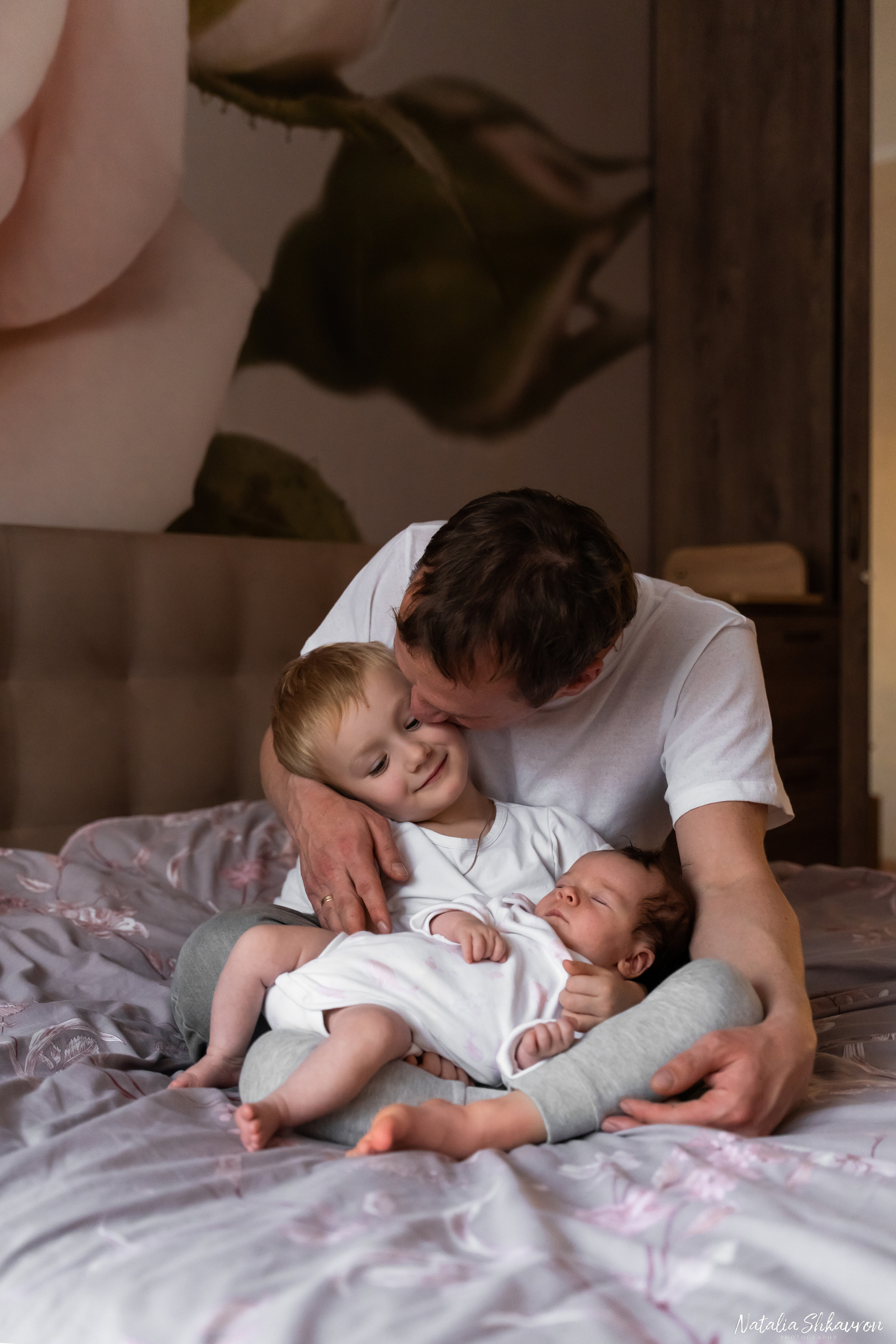 Сімейна домашня фотосесія новонародженої Лізи. Сімейний фотограф Київ Наталія Шкаврон