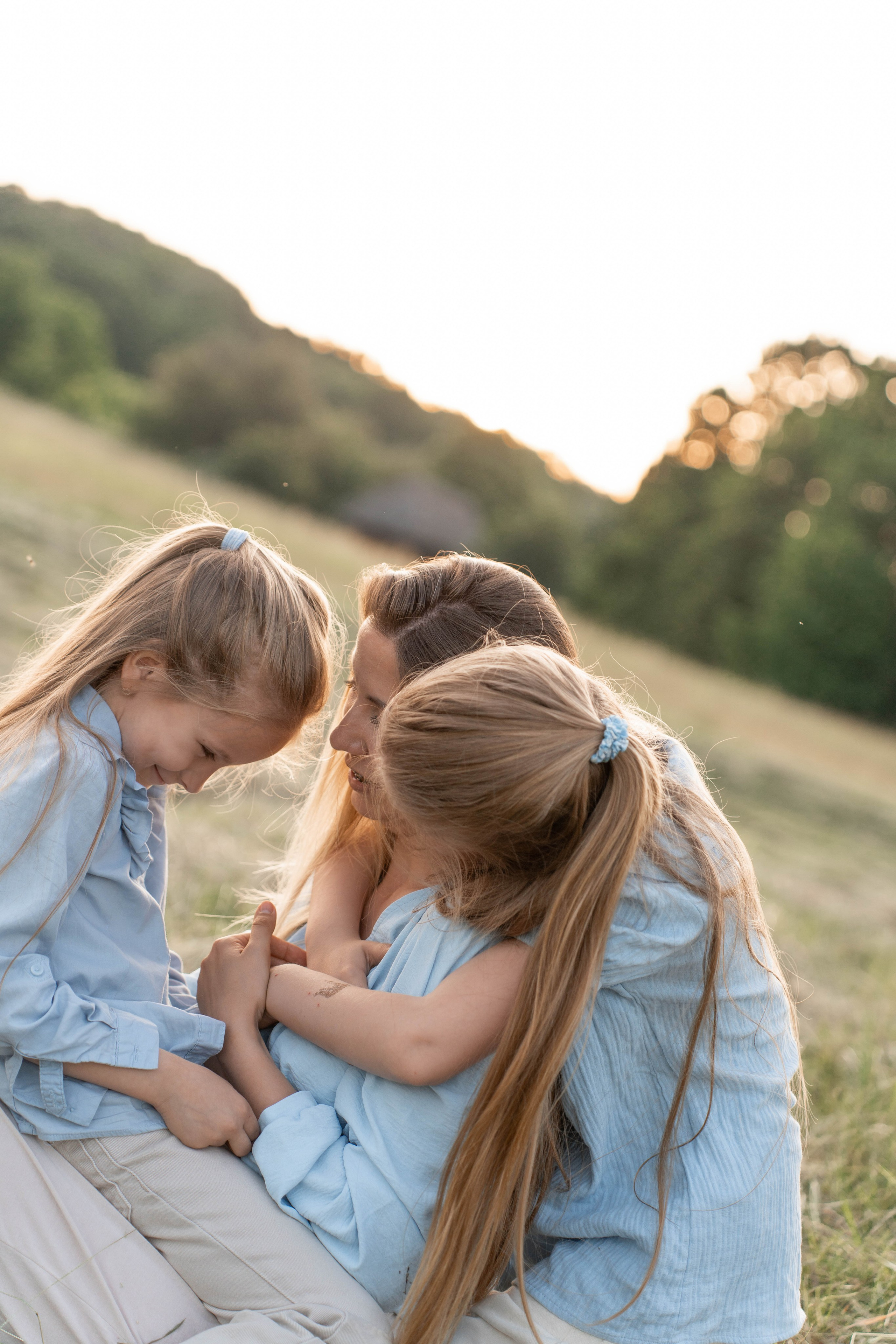 Сімейна фотосесія в Пирогово мами з двома донями. Сімейний фотограф Київ Наталія Шкаврон