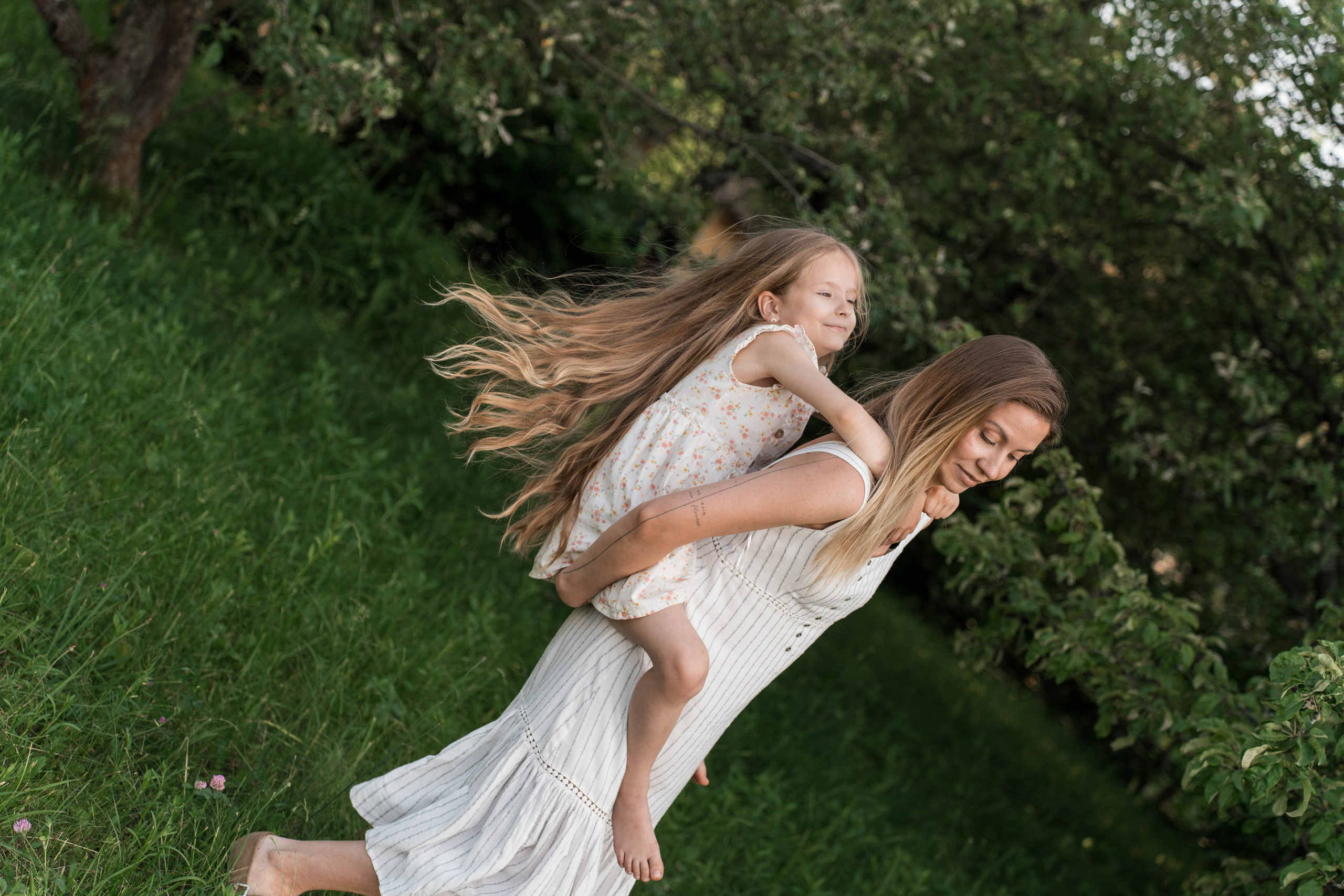 Сімейна фотосесія в Пирогово мами з двома донями. Сімейний фотограф Київ Наталія Шкаврон