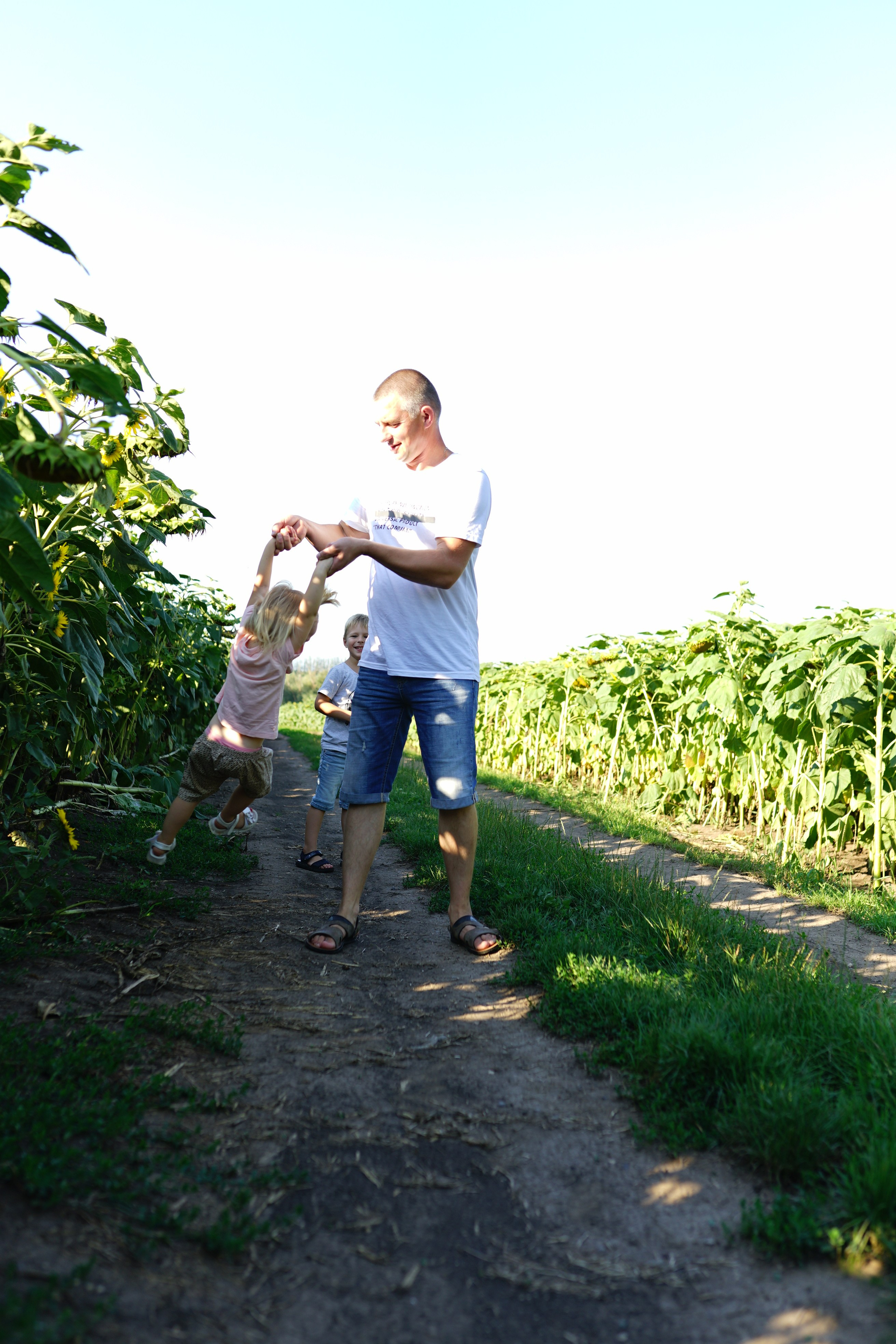 Сімейна фотосесія з кавунами. Family photographer in Kiev Natalia Shkavron