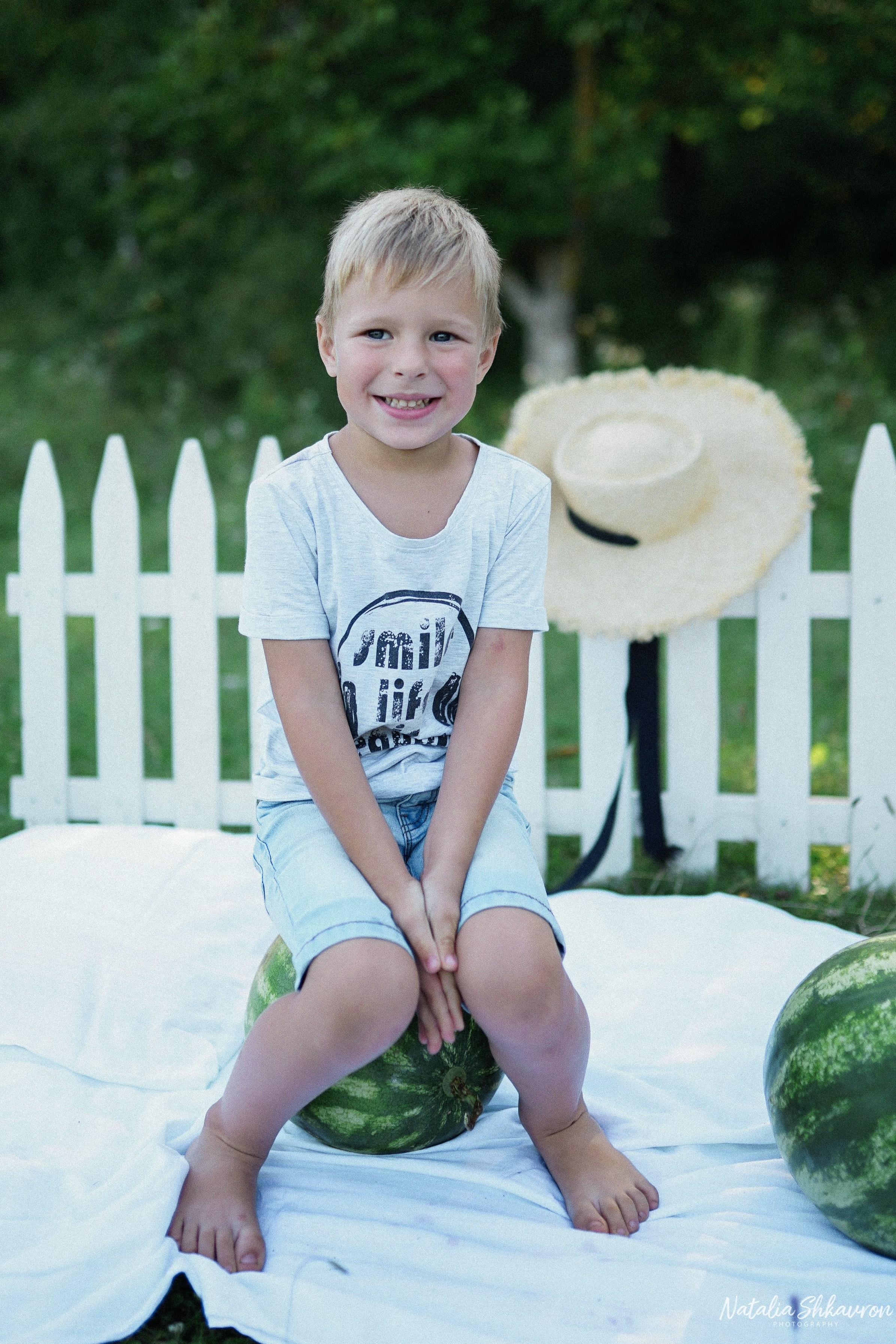 Сімейна фотосесія з кавунами. Family photographer in Kiev Natalia Shkavron