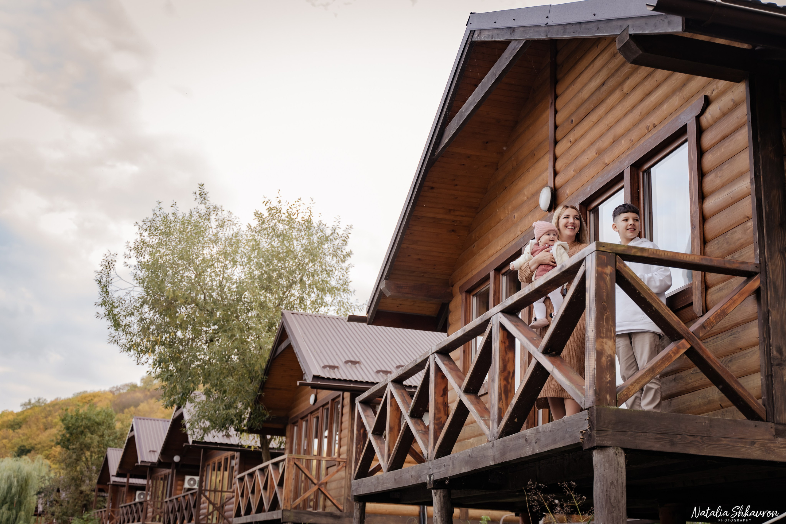 Сімейна фотосесія восени біля води. Family photographer in Kiev Natalia Shkavron