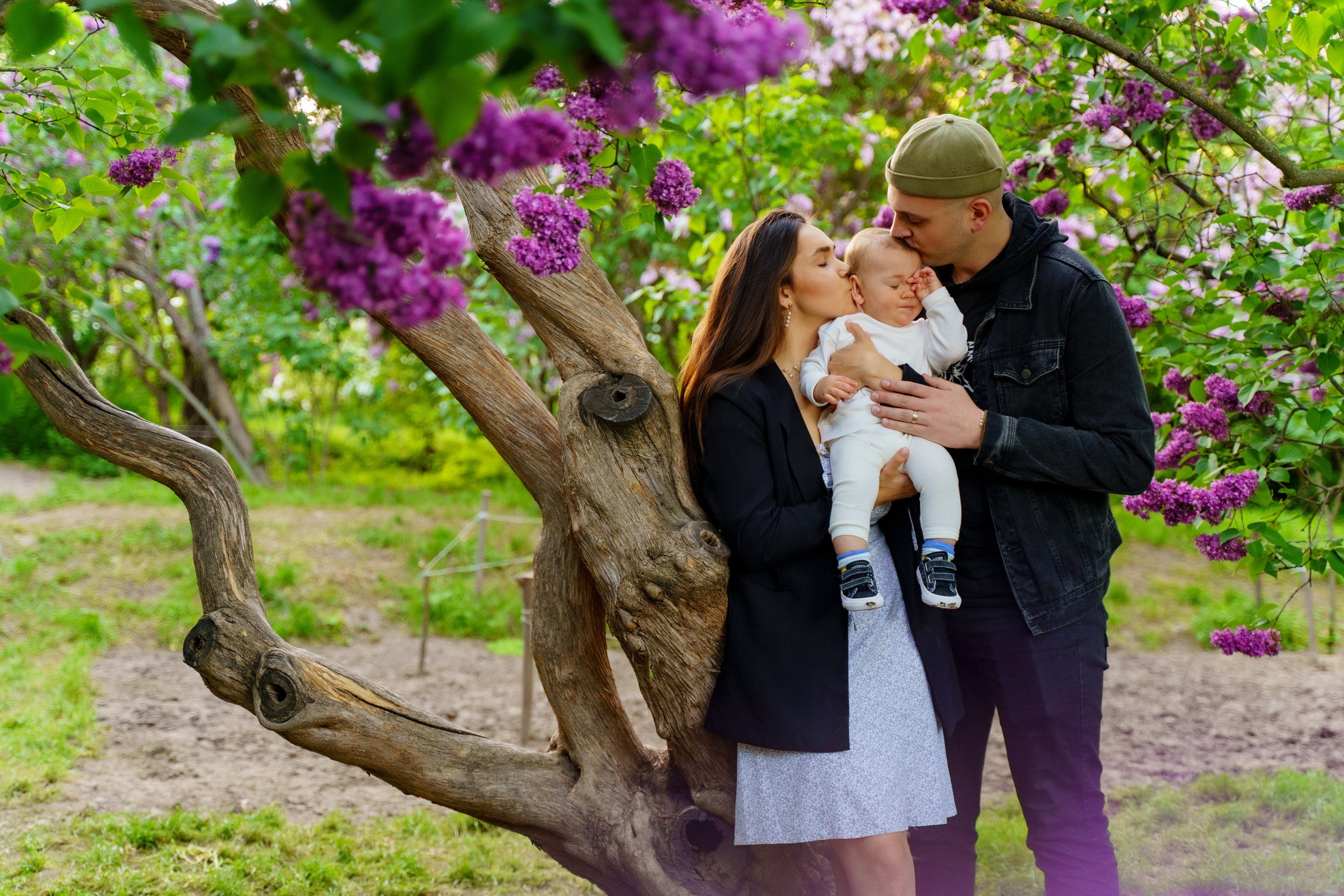 Сімейна фотосесія в бузку Київ. Сімейний фотограф Київ Наталія Шкаврон