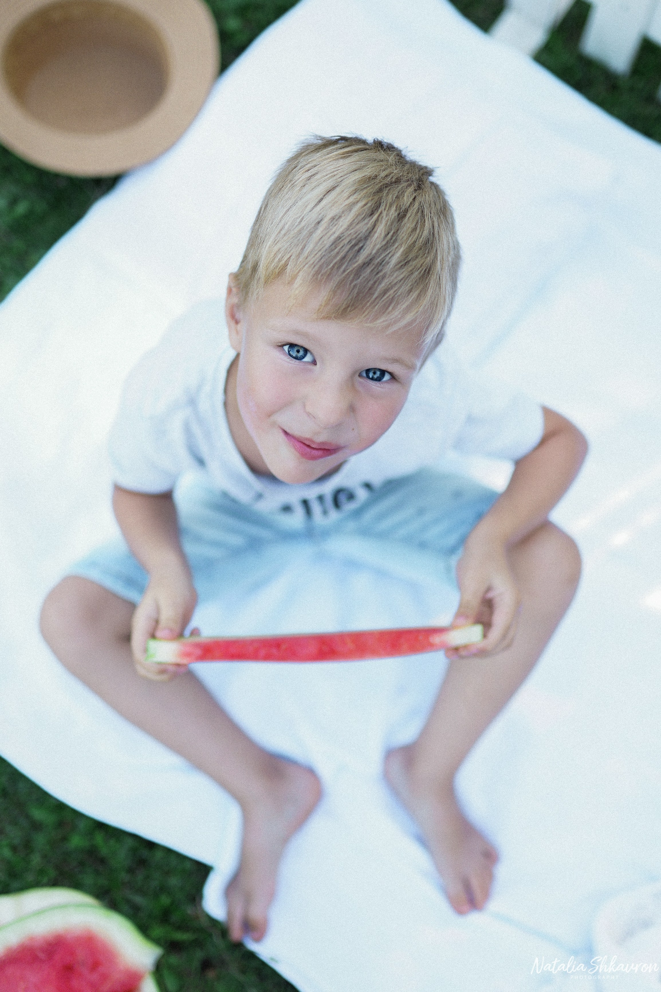 Сімейна фотосесія з кавунами. Family photographer in Kiev Natalia Shkavron