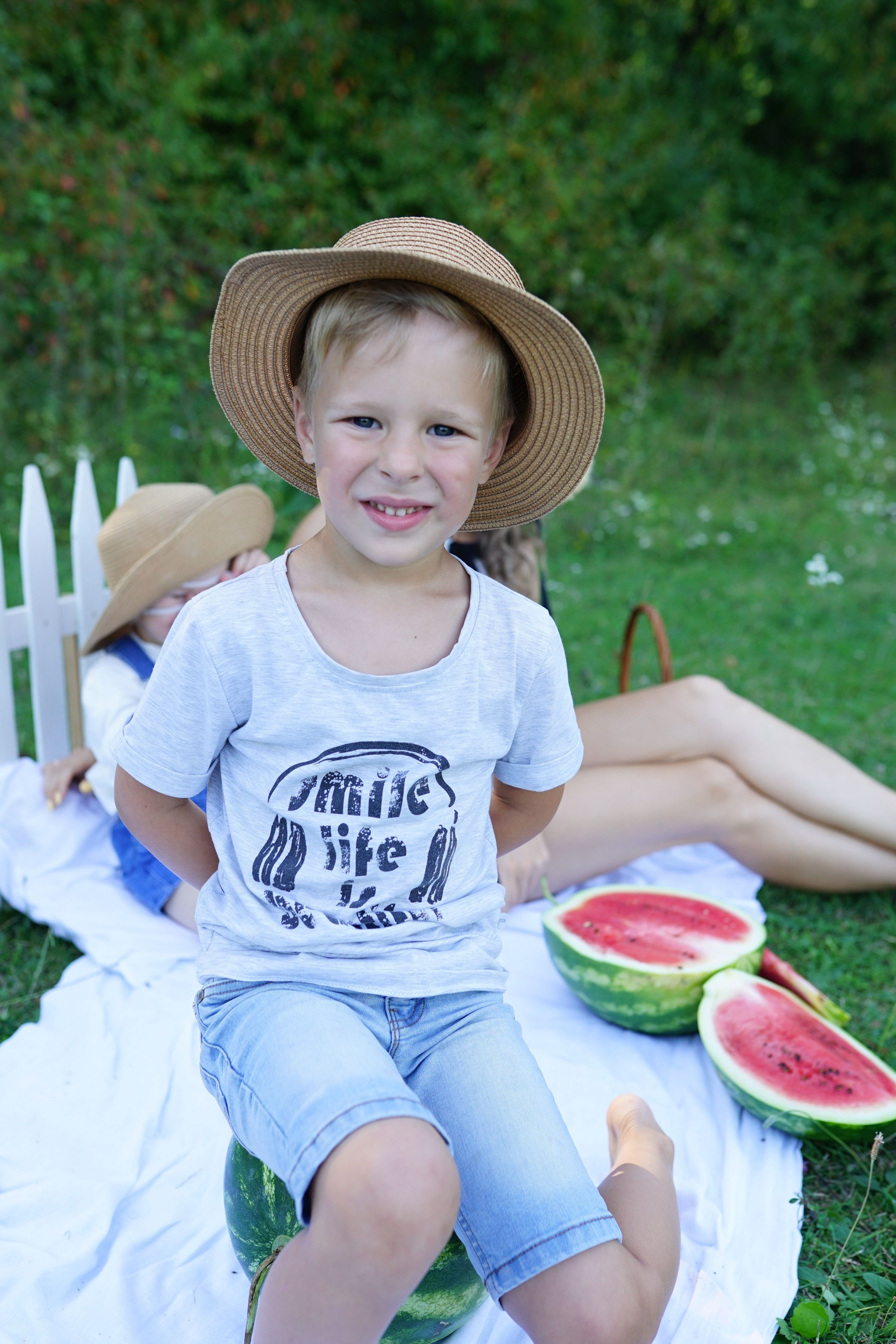 Сімейна фотосесія з кавунами. Family photographer in Kiev Natalia Shkavron