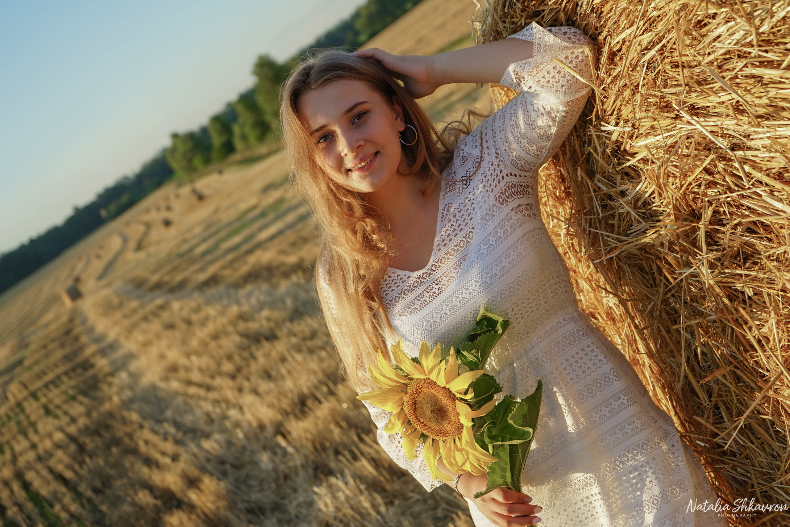 Сімейна фотосесія в полі з рулонами соломи. Сімейний фотограф Київ Наталія Шкаврон