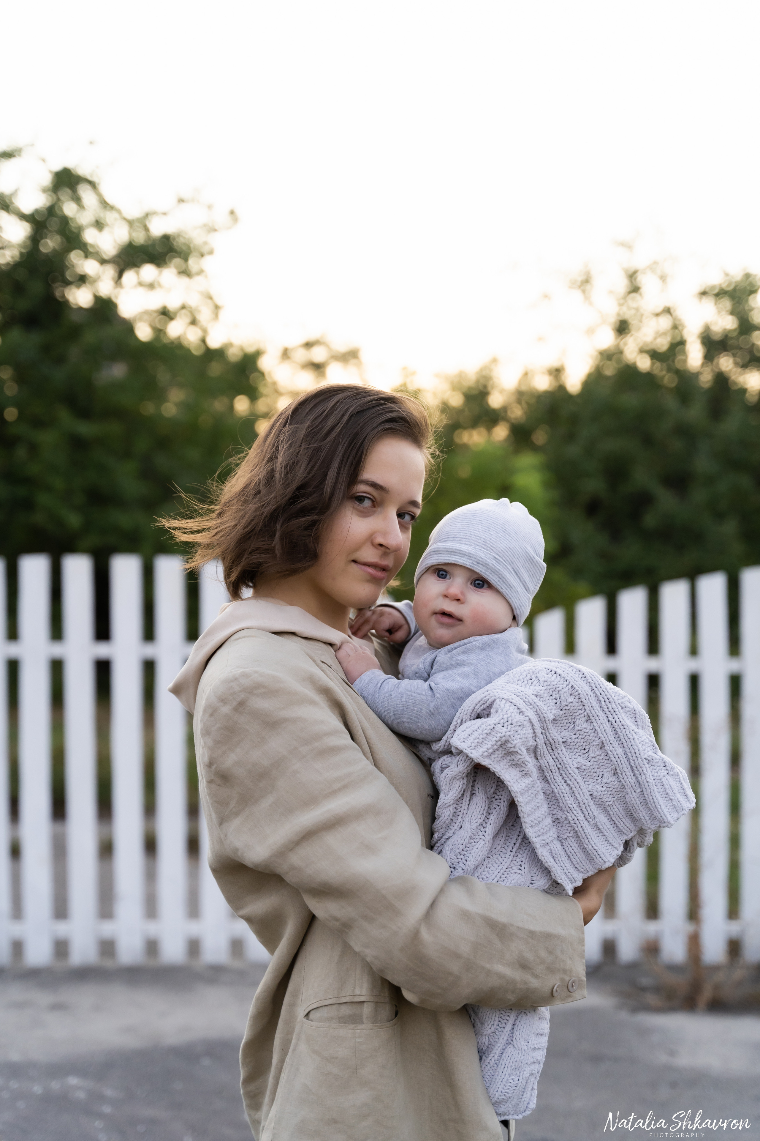 Сімейна фотосесія в яблуневому саду. Сімейний фотограф Київ Наталія Шкаврон