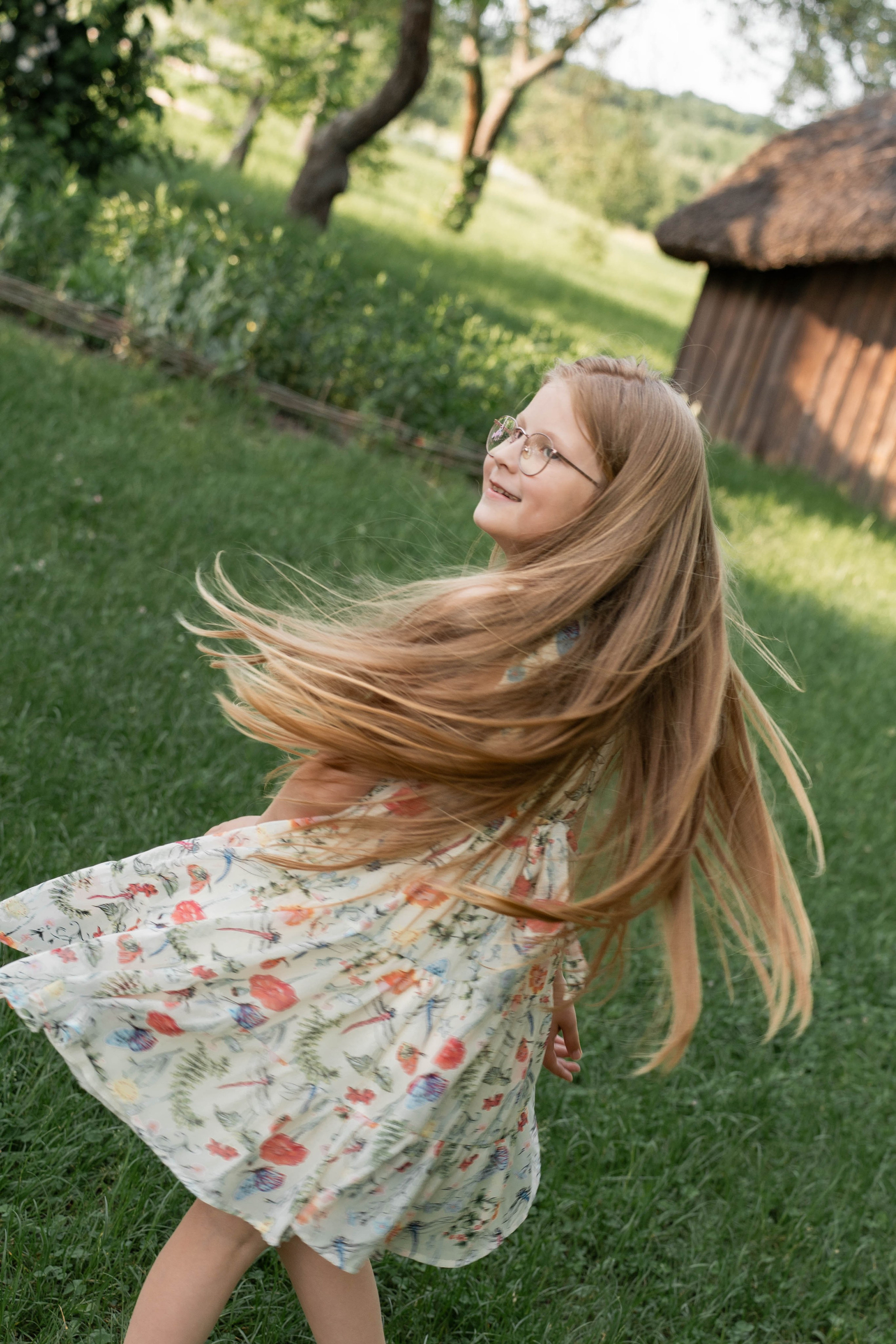 Сімейна фотосесія в Пирогово мами з двома донями. Сімейний фотограф Київ Наталія Шкаврон