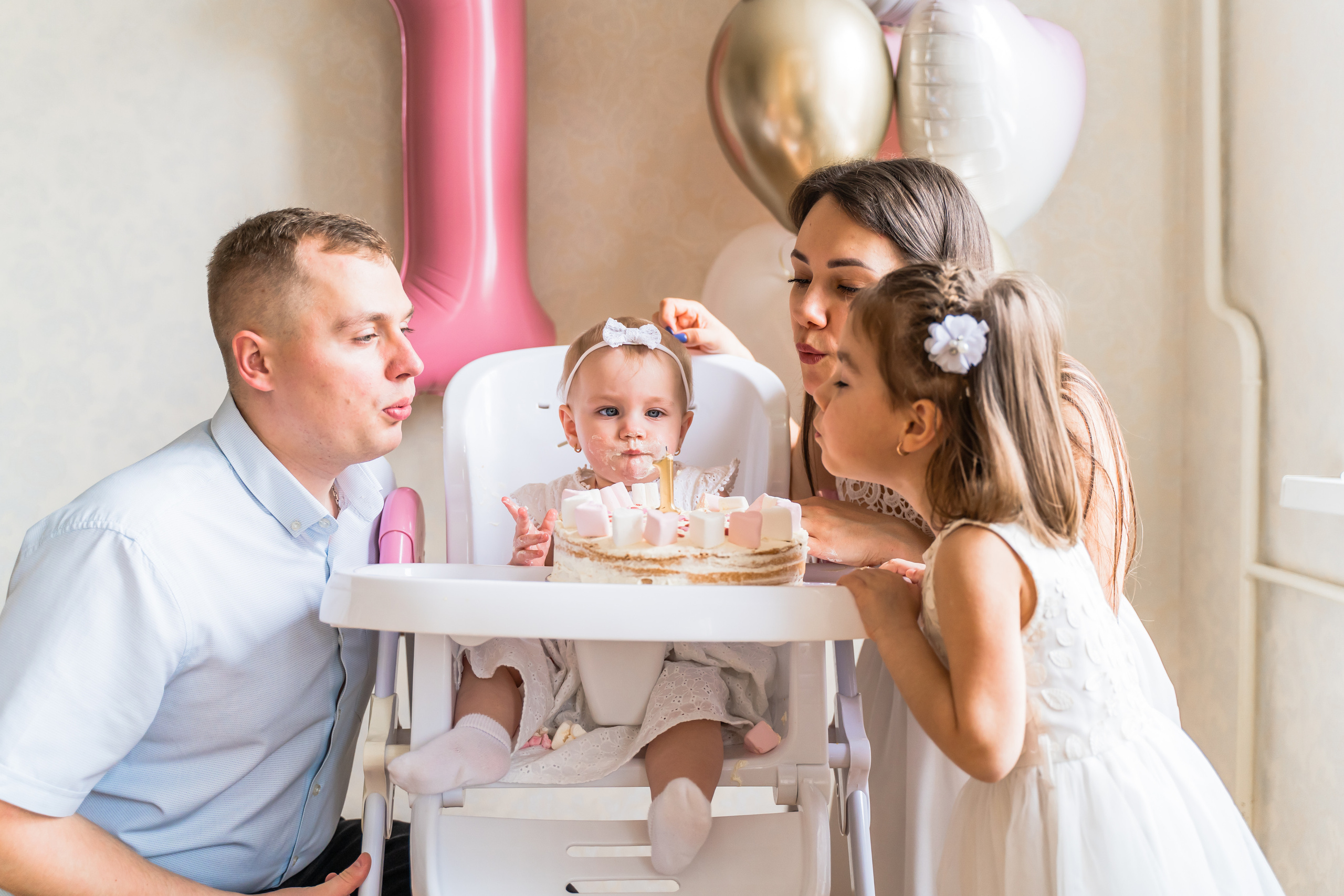 Перший день народження. Домашня фотосесія. Сімейний фотограф Київ Наталія Шкаврон