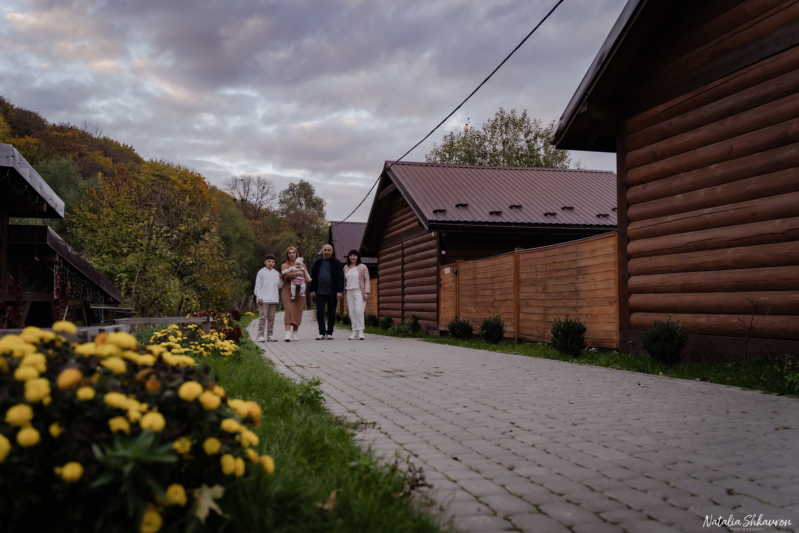 Сімейна фотосесія восени біля води. Family photographer in Kiev Natalia Shkavron
