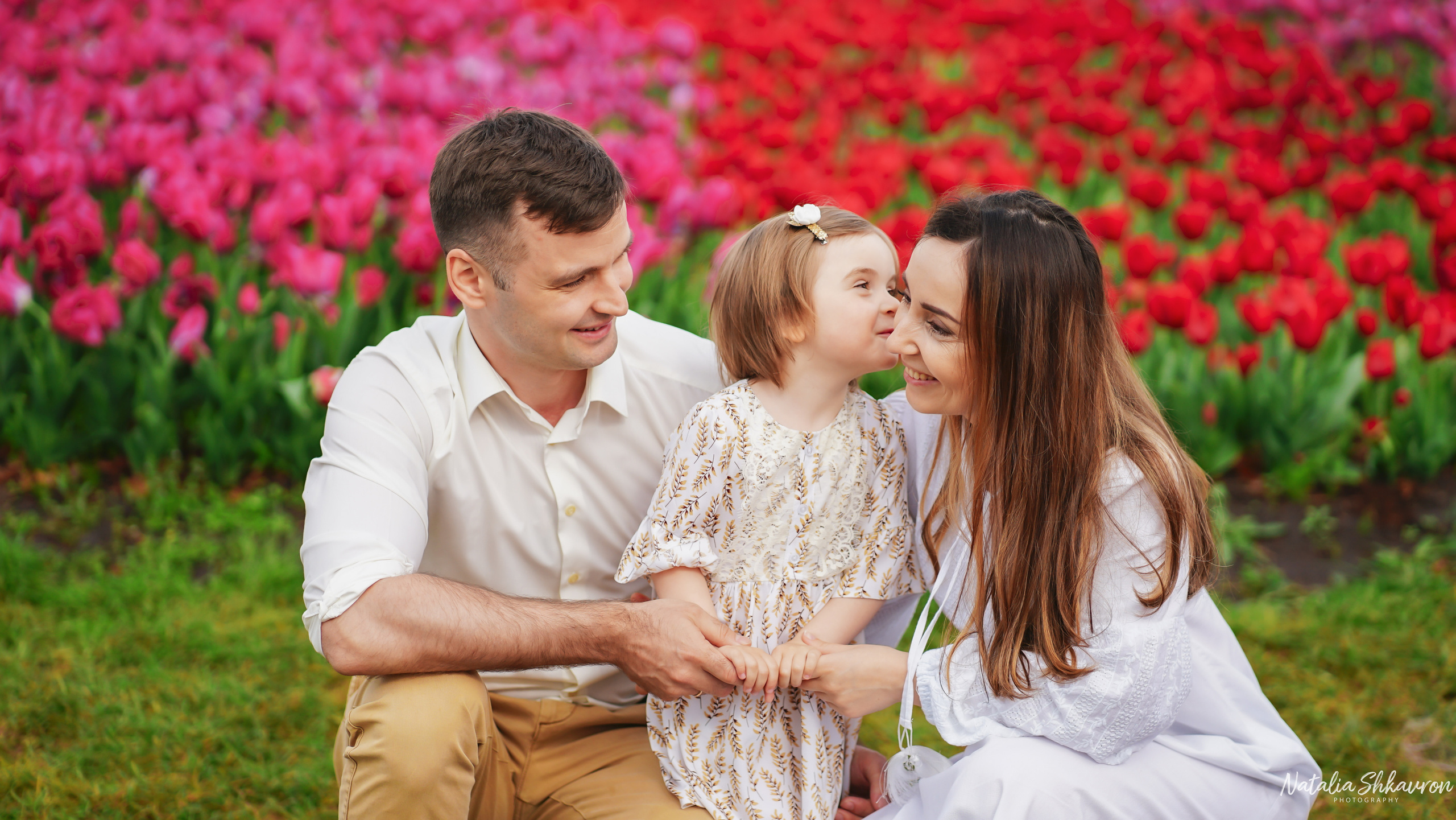 Сімейна фотосесія в тюльпанах. Сімейний фотограф Київ Наталія Шкаврон