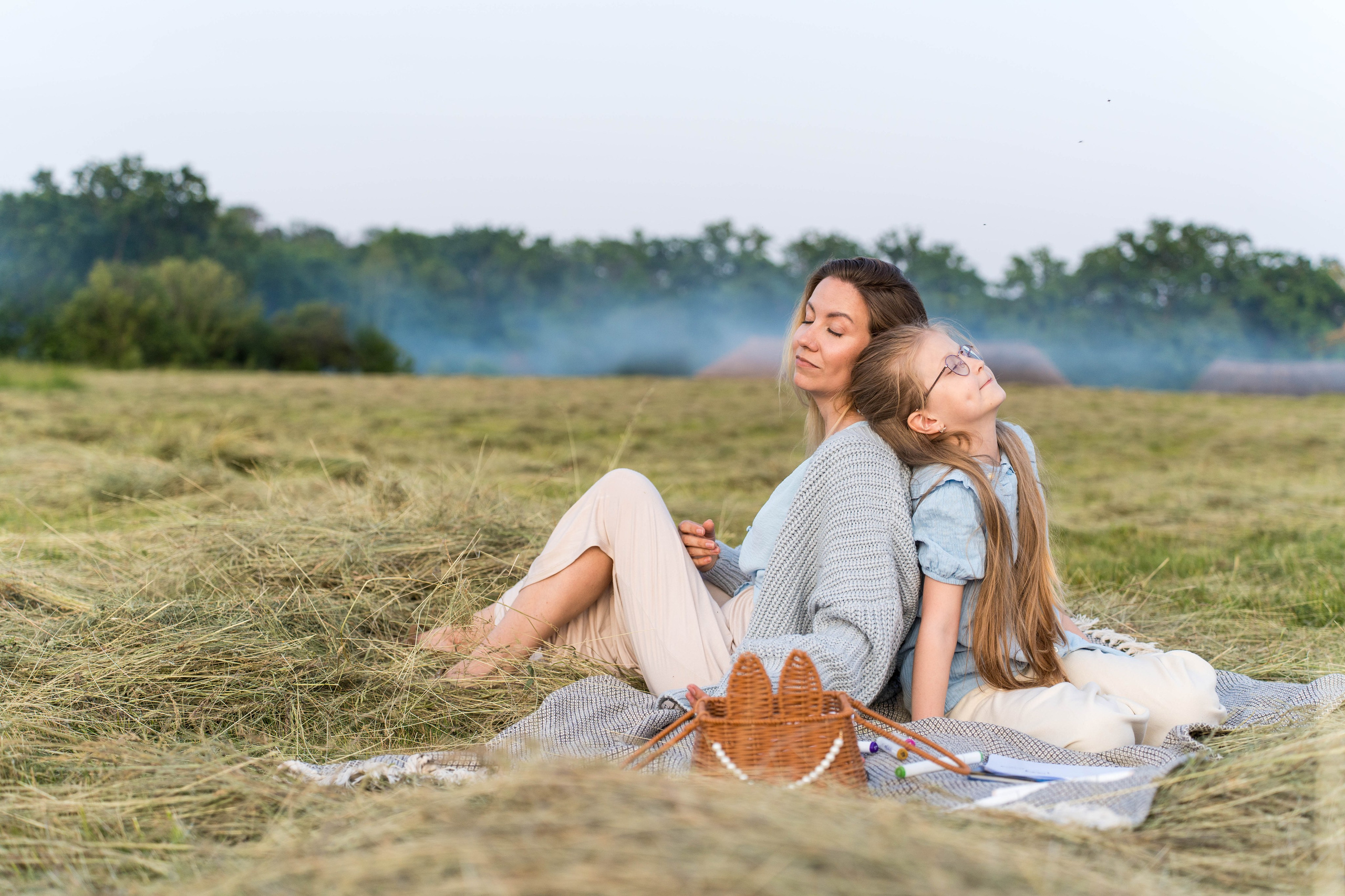 Сімейна фотосесія в Пирогово мами з двома донями. Сімейний фотограф Київ Наталія Шкаврон