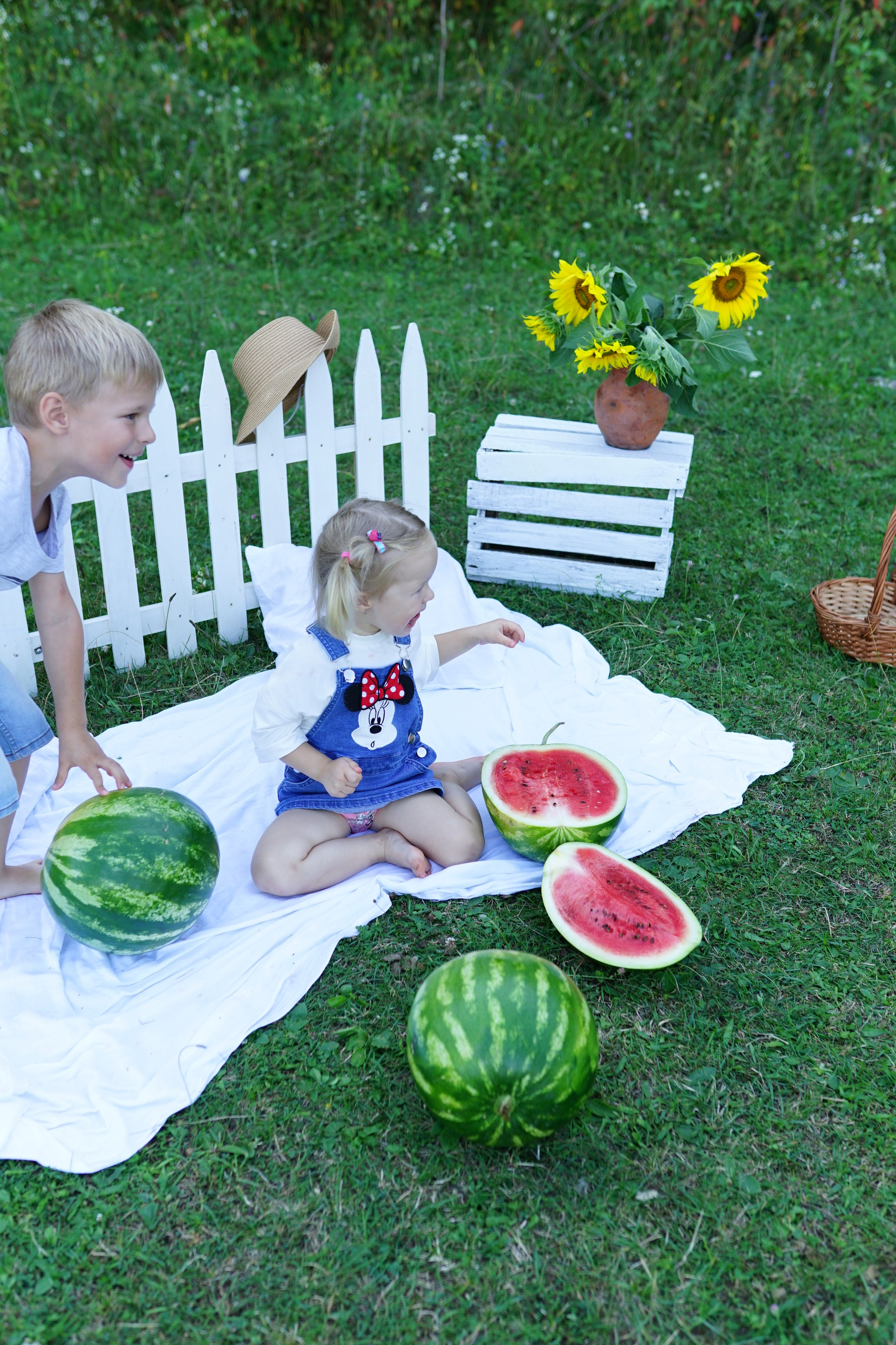 Сімейна фотосесія з кавунами. Family photographer in Kiev Natalia Shkavron