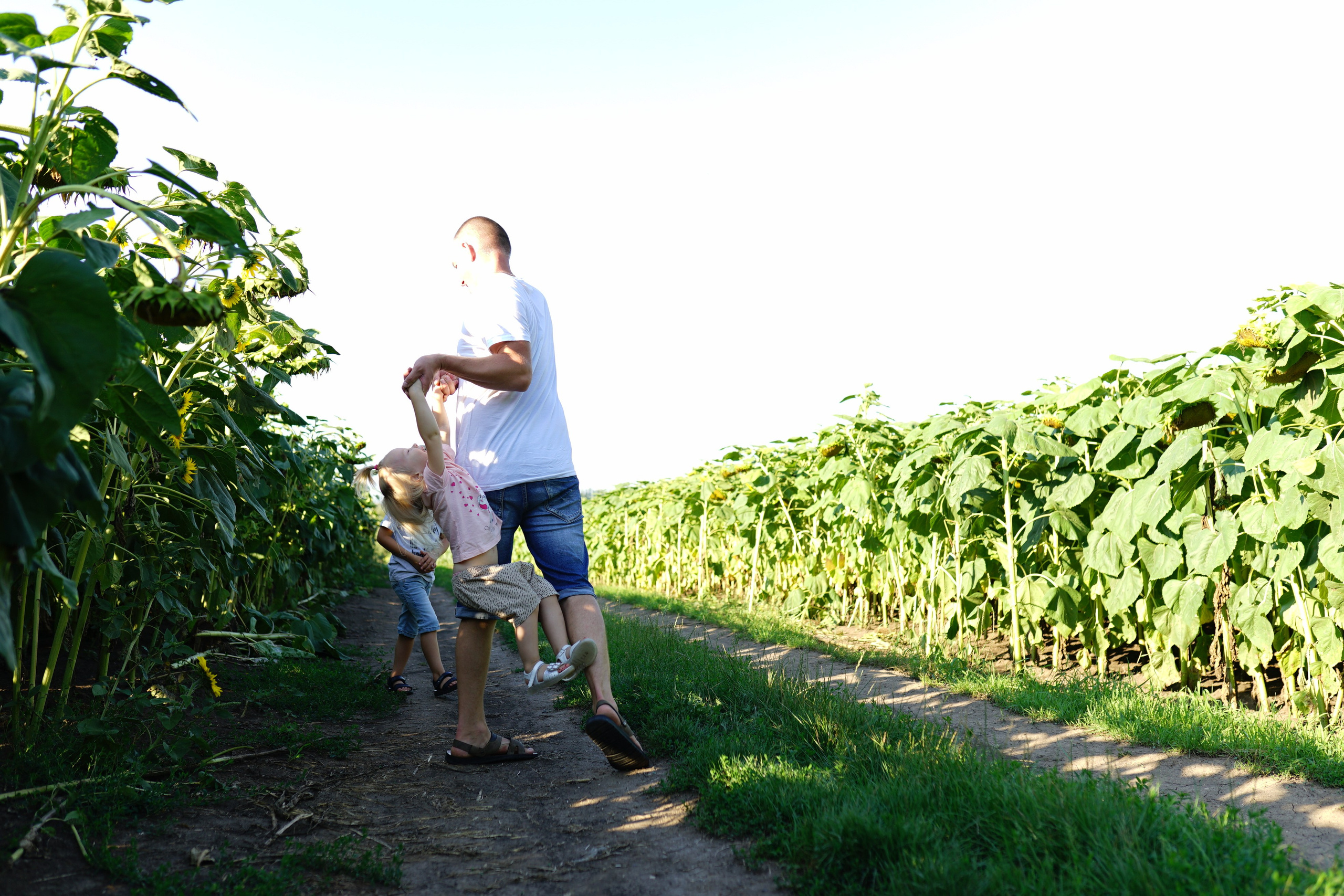 Сімейна фотосесія з кавунами. Family photographer in Kiev Natalia Shkavron
