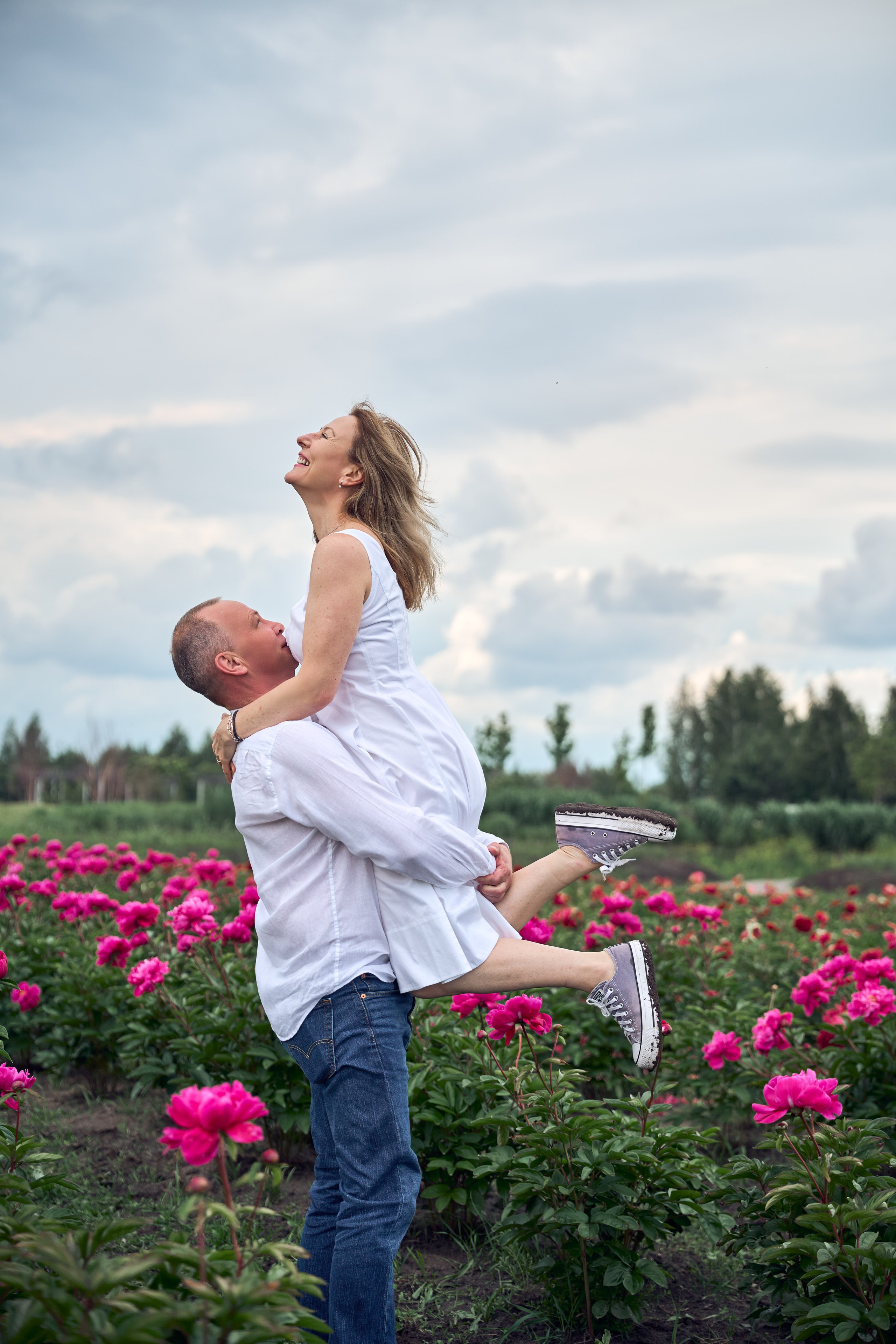 Сімейна фотосесія з піонами у Добропарку. Family photographer in Kiev Natalia Shkavron